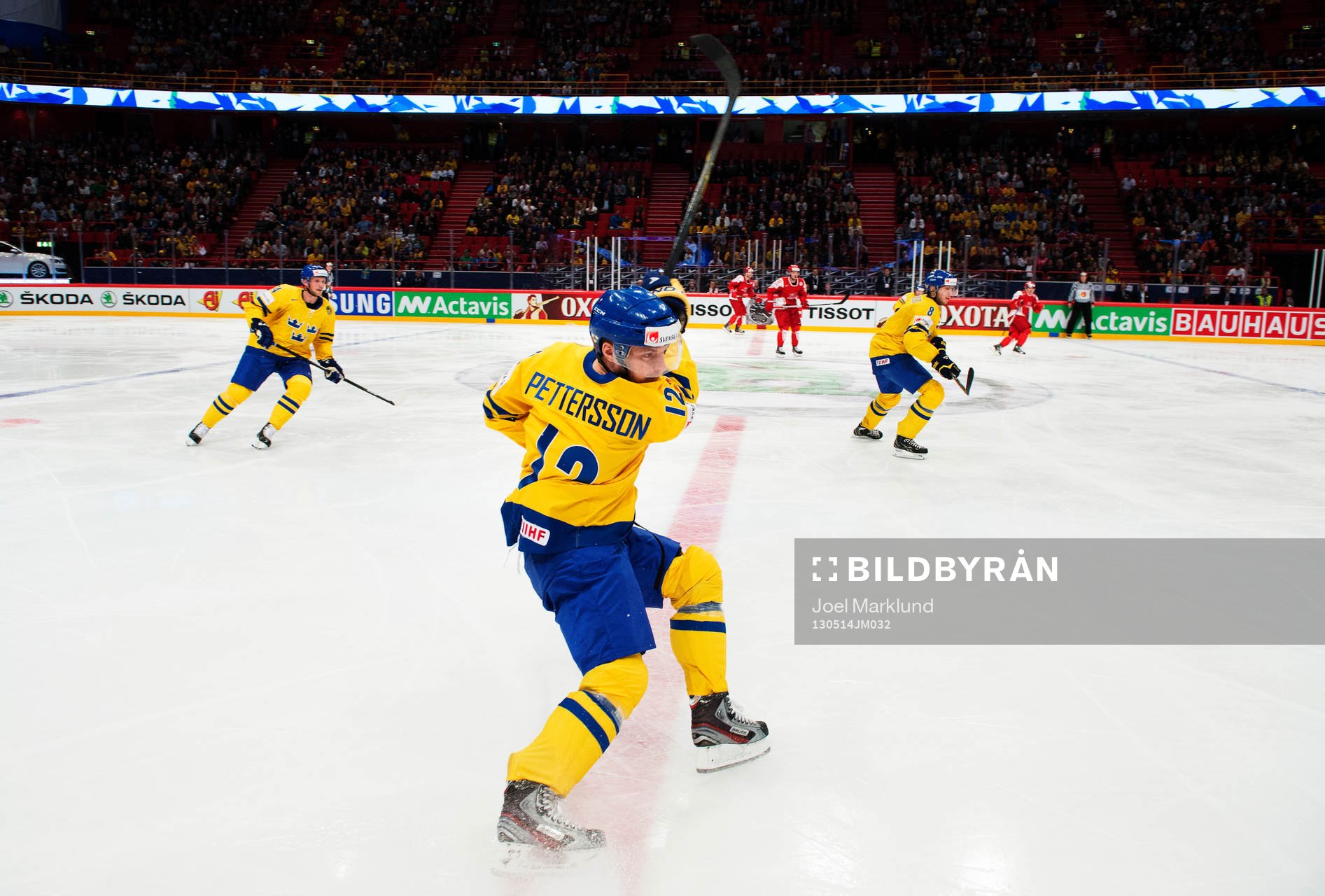 Sveriges Fredrik Pettersson slår upp pucken i matchen