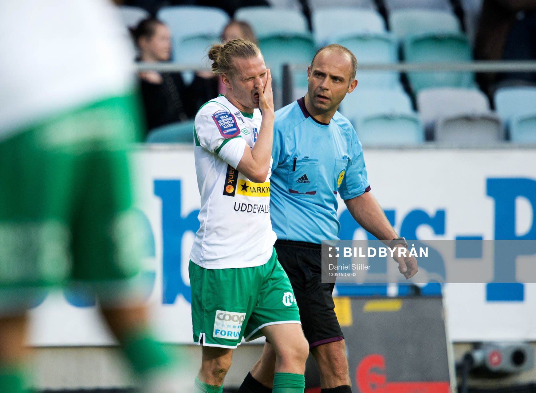 Jonas Lindberg, Ljungskile, får en boll i ansiktet, domare