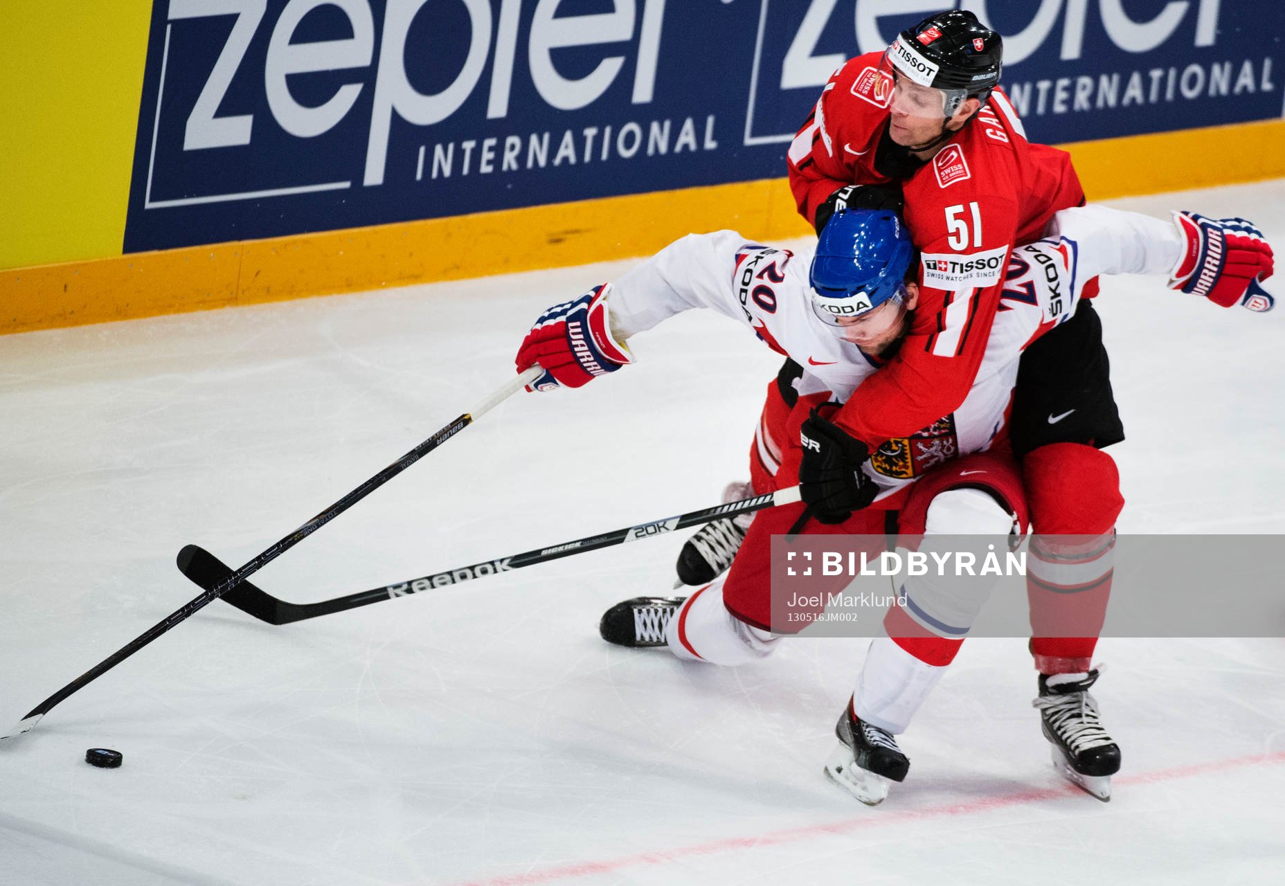 Tjeckiens Martin Hanzal stoppas av Schweiz Ryan Gardner i