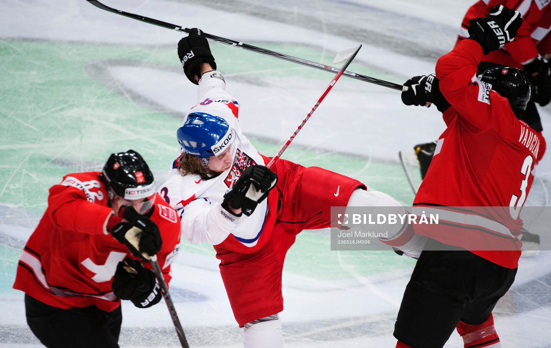 Tjeckiens Jakub Voracek blir tacklad av Schweiz Julien