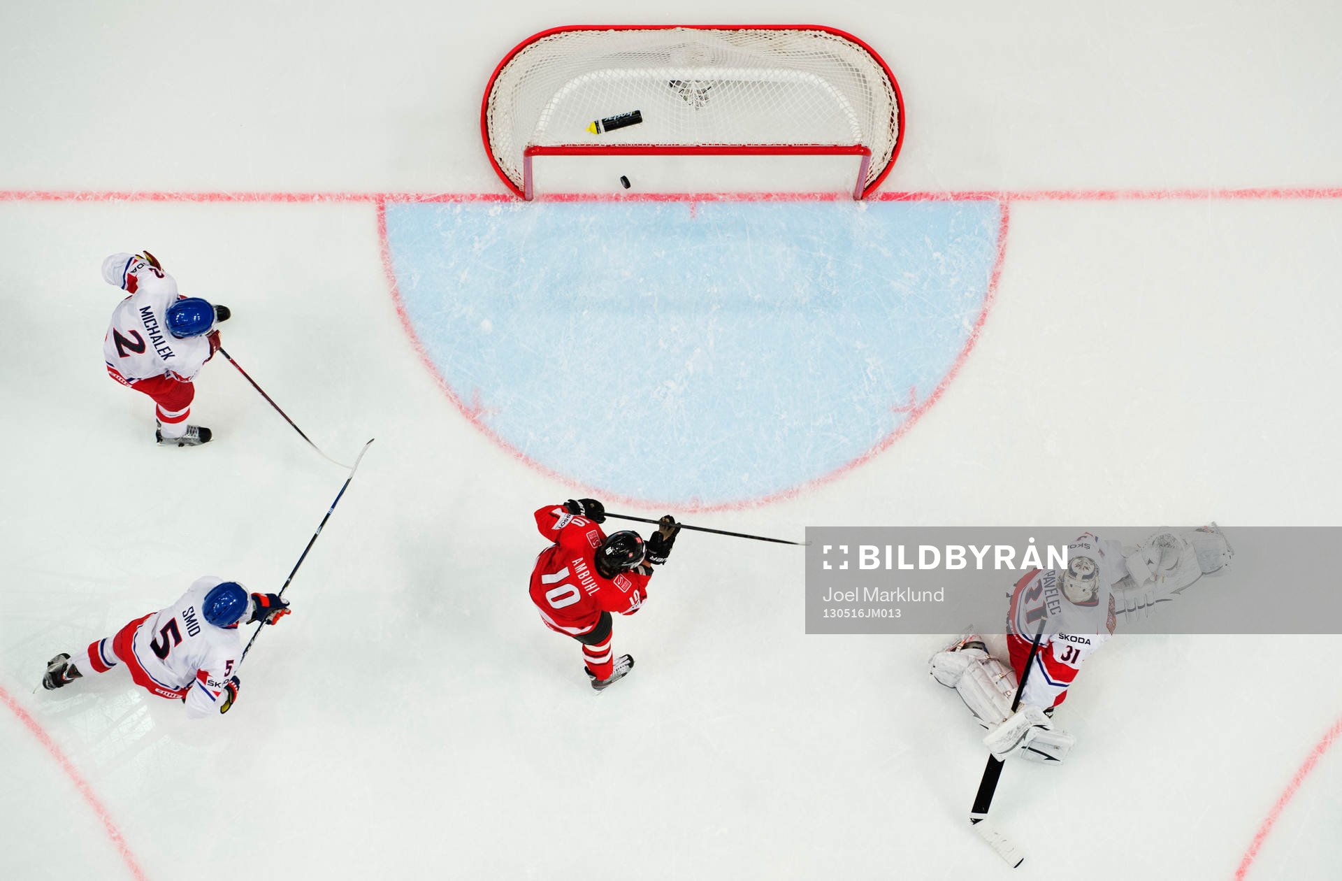 2-0-pucken från Schweiz Roman Josi (ej i bild) går in