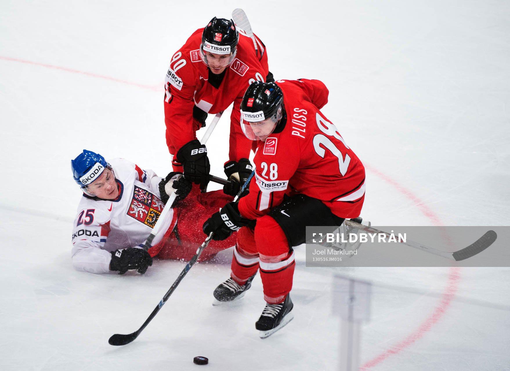 Tjeckiens Jiri Hudler förlorar pucken till Schweiz Roman