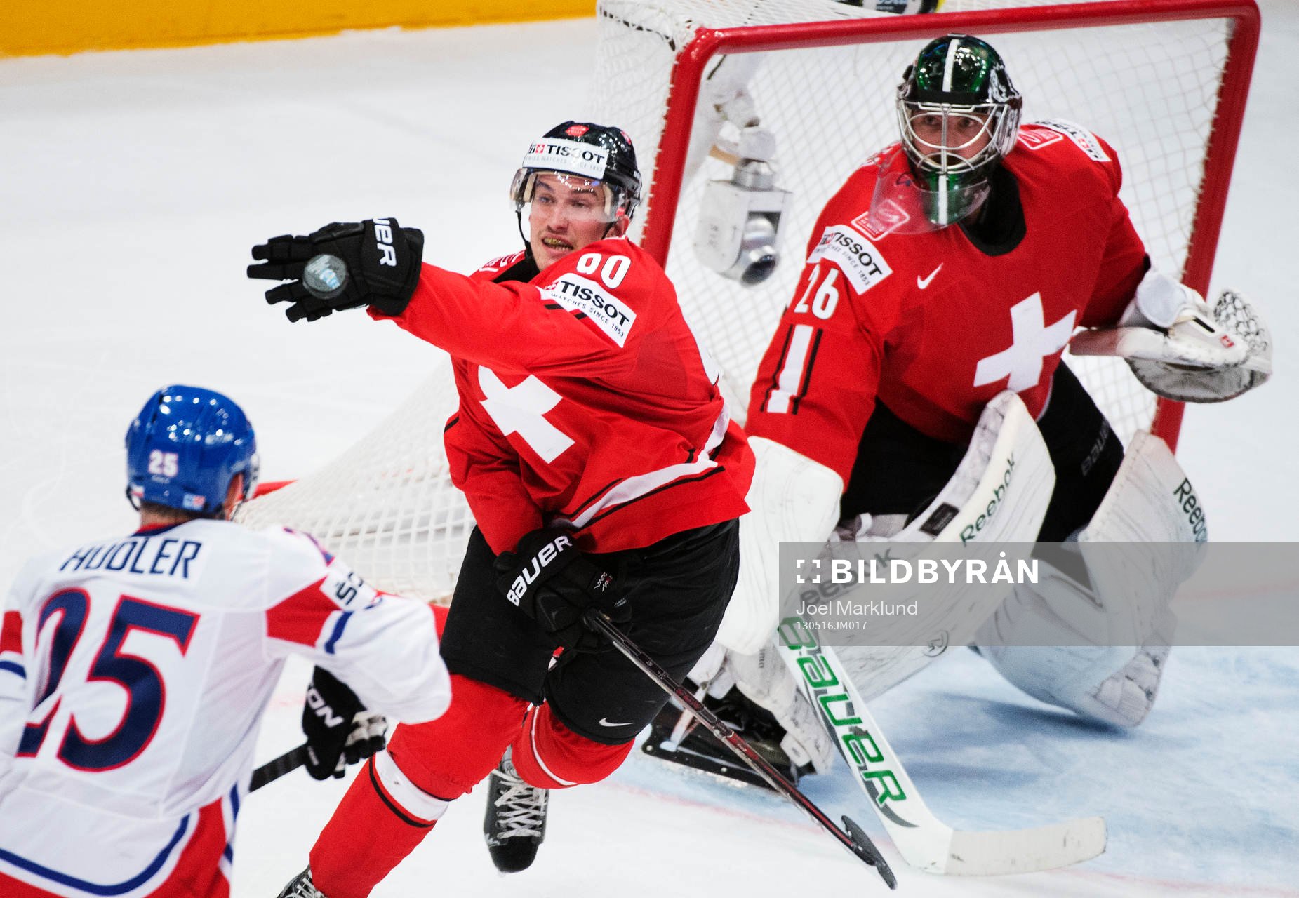 Schweiz Roman Josi slår undan pucken framför målvakten