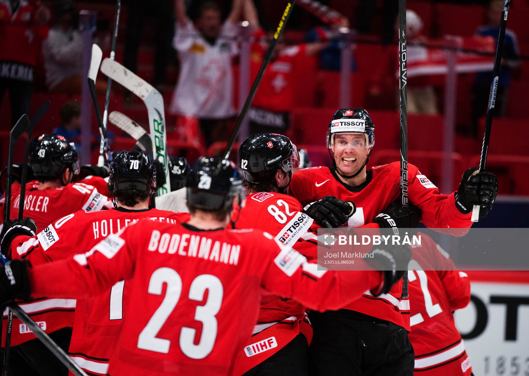 Schweiz Ryan Gardner (h) och hans lagkamrater jublar
