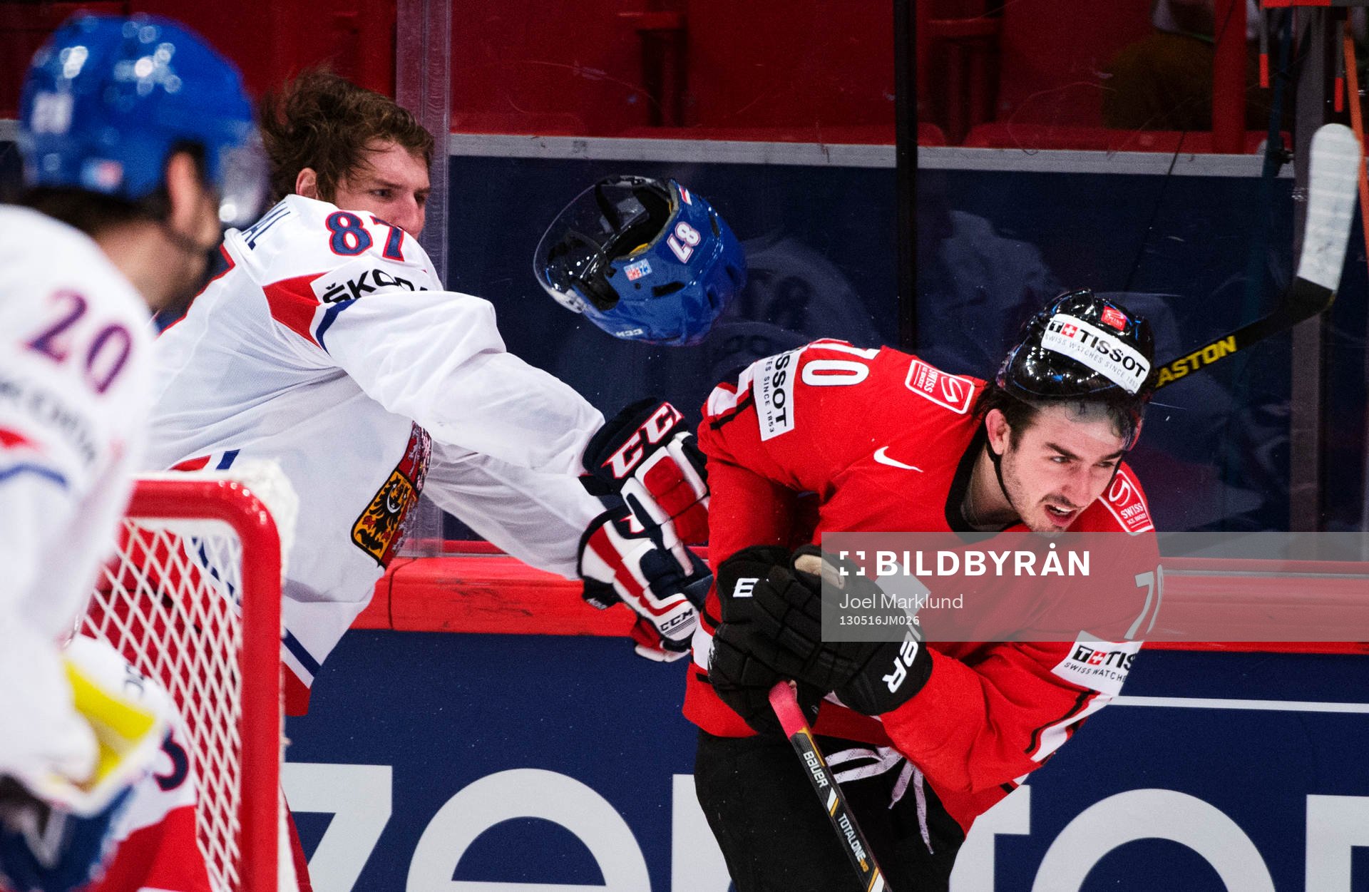 Tjeckiens Jakub Nakladal hjälm åker av i en duell med
