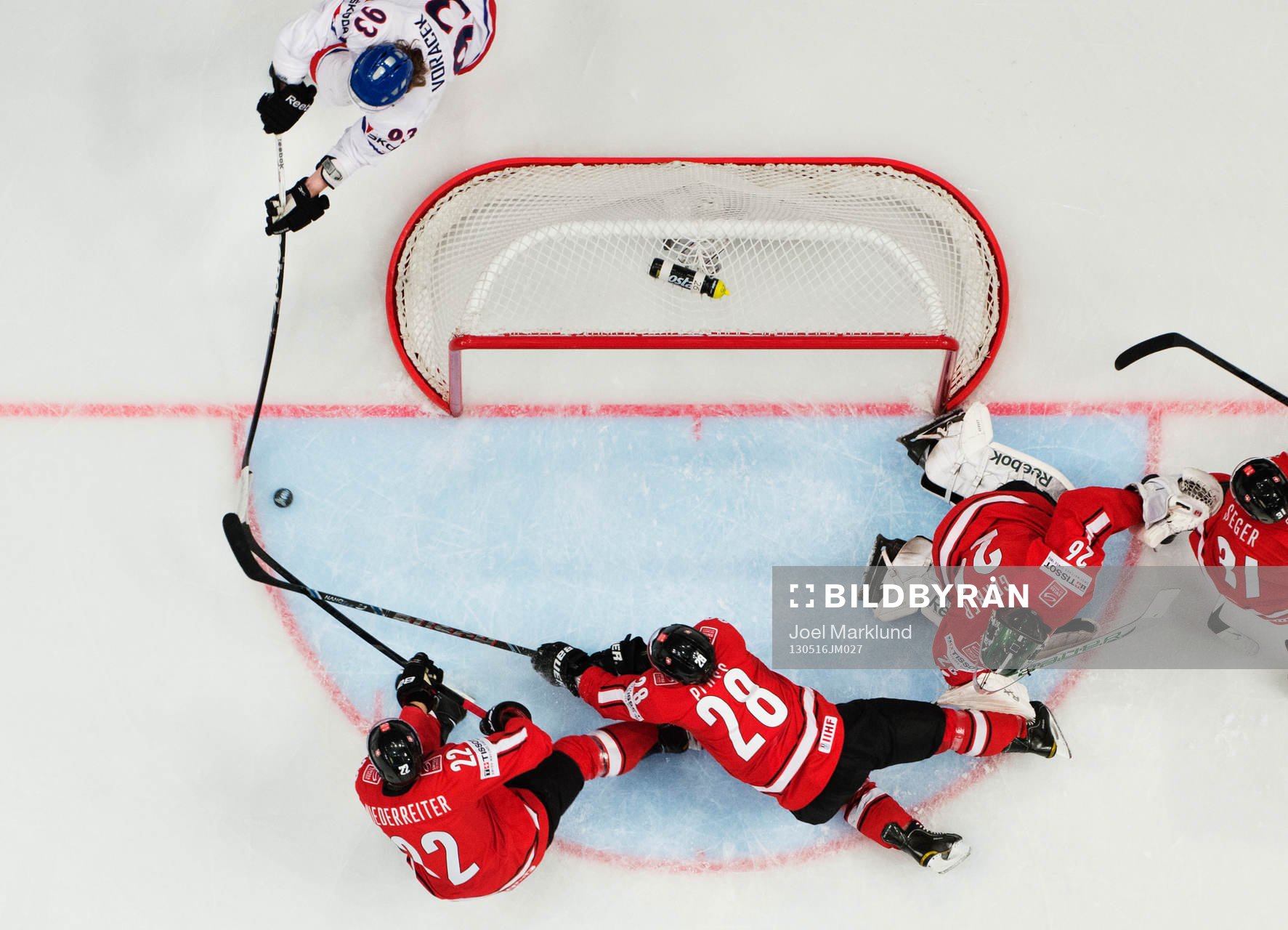 Tjeckiens Jakub Voracek lyckas in få in pucken när
