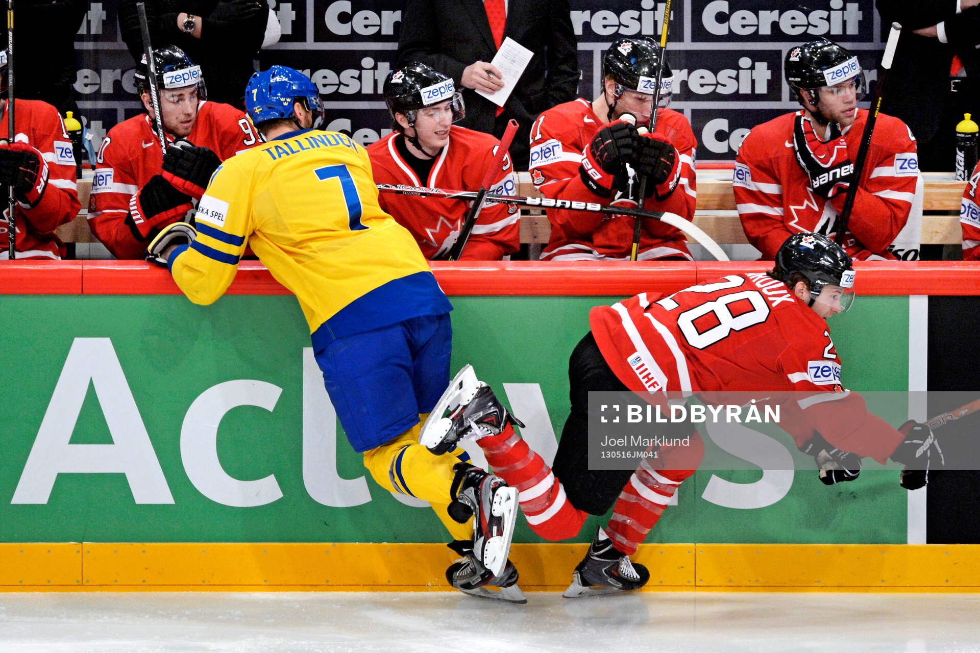 Sveriges Jimmie Ericsson tacklas med Claude Giroux