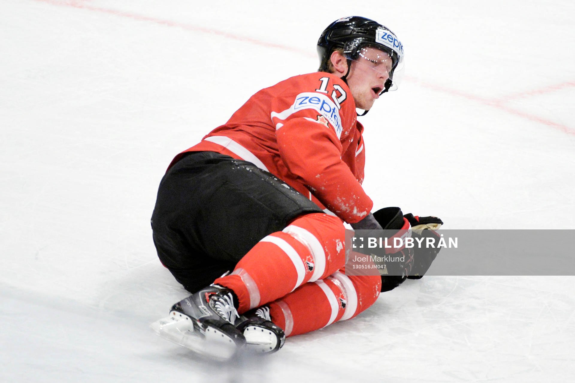 Kanadas Eric Staal ligger skadad på isen i kvartsfinalen
