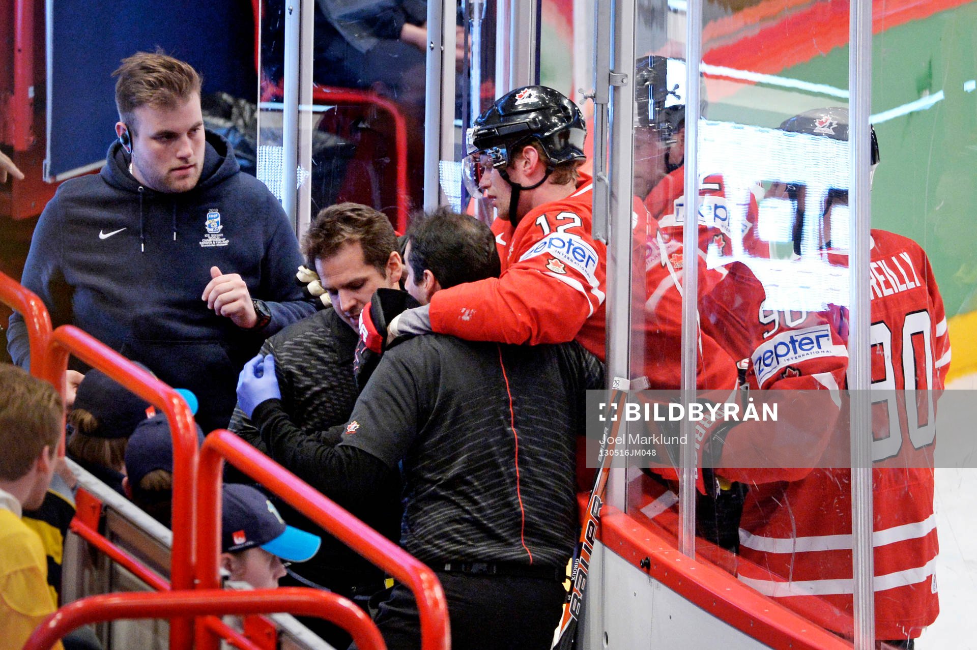 Kanadas Eric Staal förs ut skadad i kvartsfinalen mellan