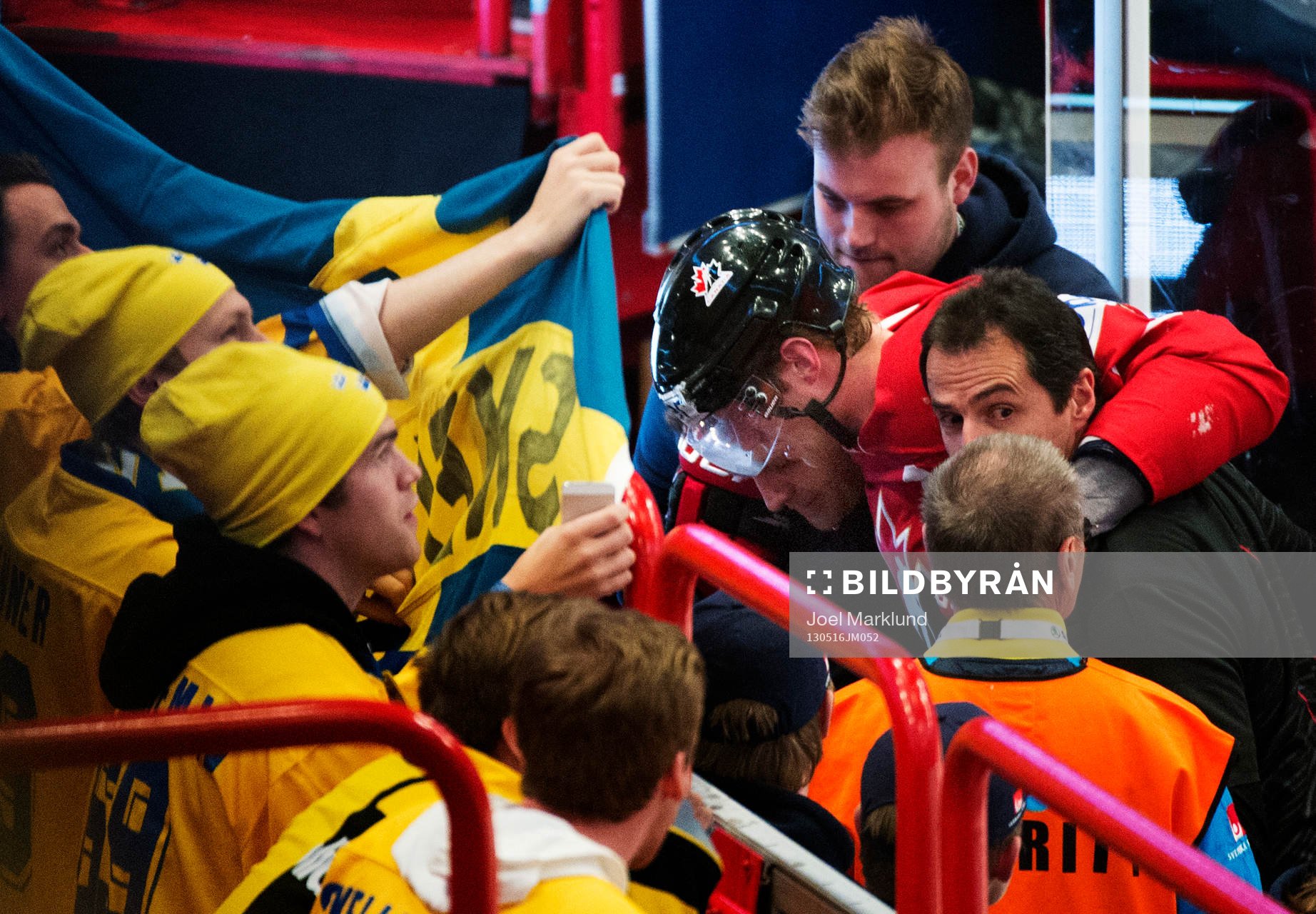 Kanadas Eric Staal får hjälp att lämna isen