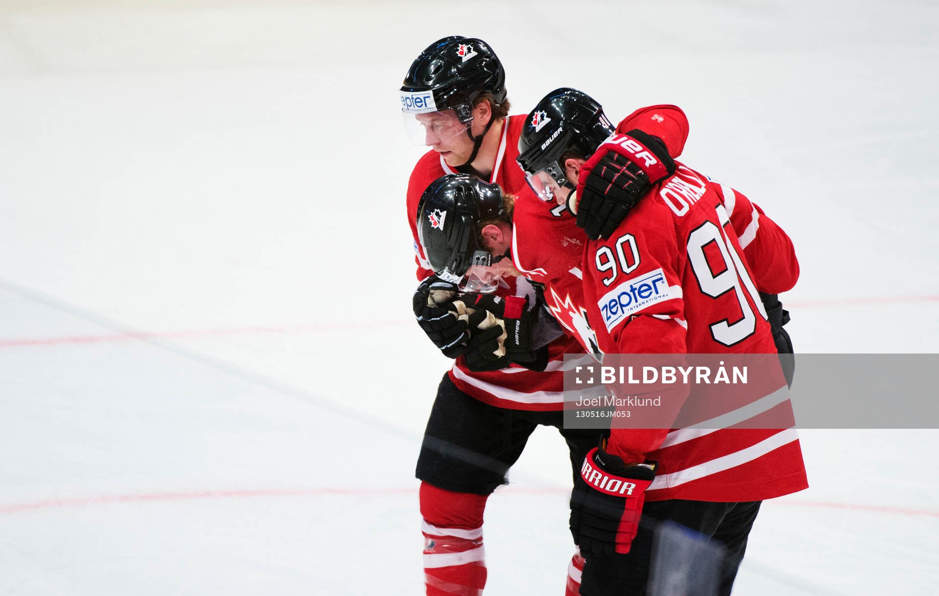 Kanadas Eric Staal får hjälp att lämna isen
