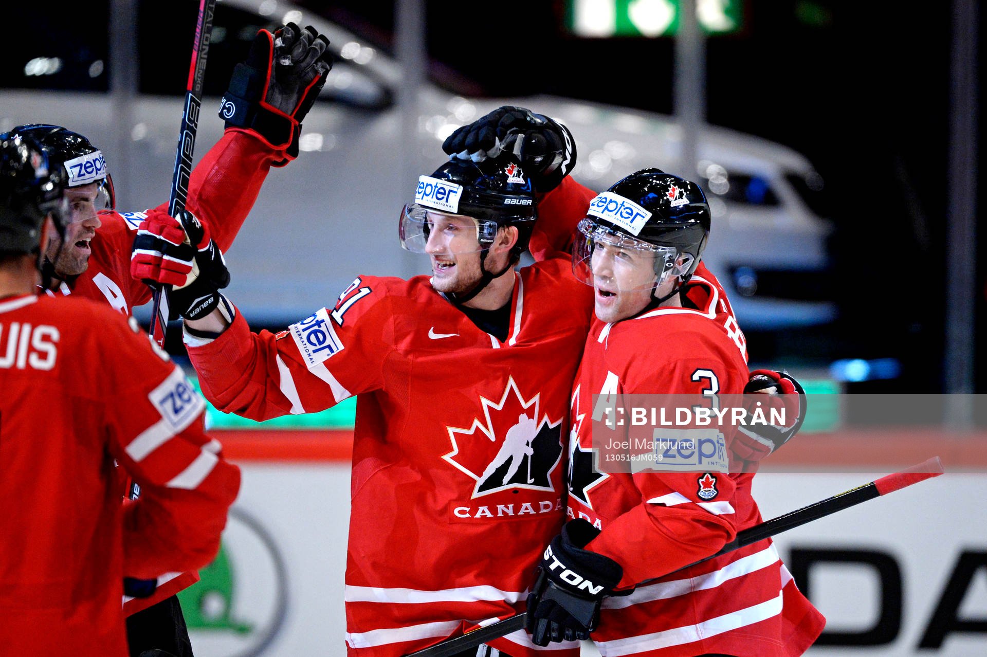 Kanads Steven Stamkos gratuleras till att ha gjort 1-0 av