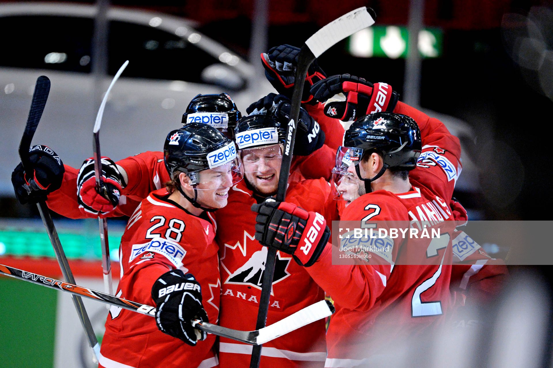 Kanads Steven Stamkos (mitten) gratuleras till att ha gjort