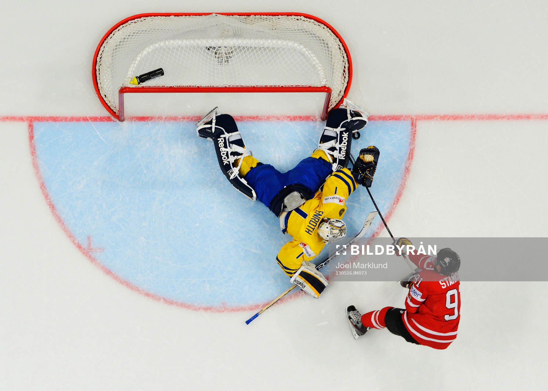 Sveriges målvakt Jhonas Enroth räddar ett friläge från