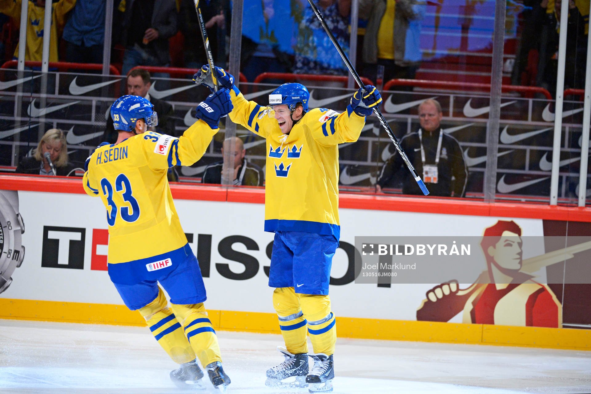 Sveriges Nicklas Danielsson och Henrik Sedin jublar
