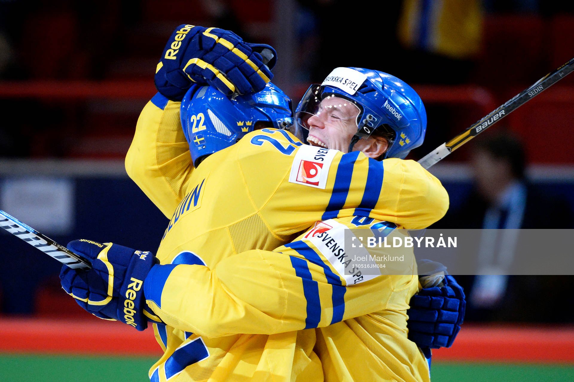Sveriges Daniel Sedin och Nicklas Danielsson jublar