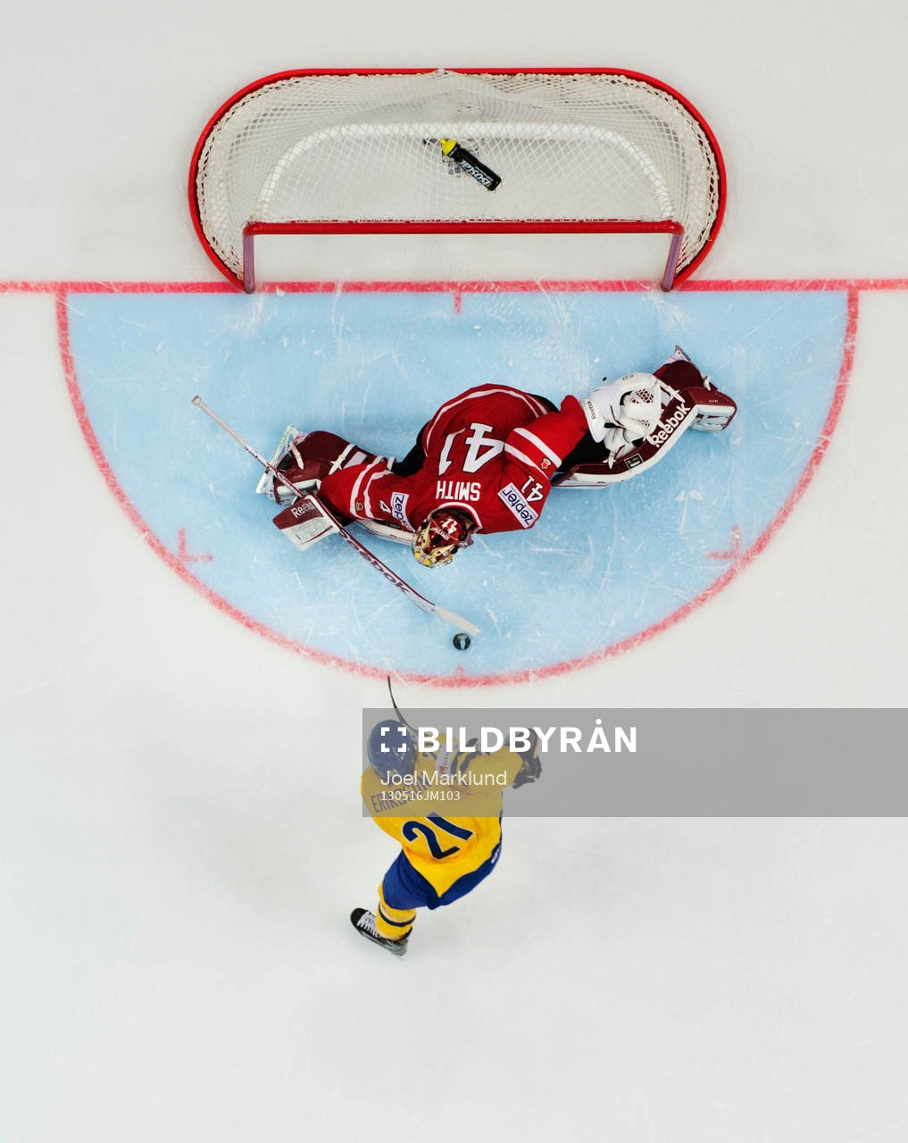 Sveriges Loui Eriksson gör mål på straff bakom Kanadas