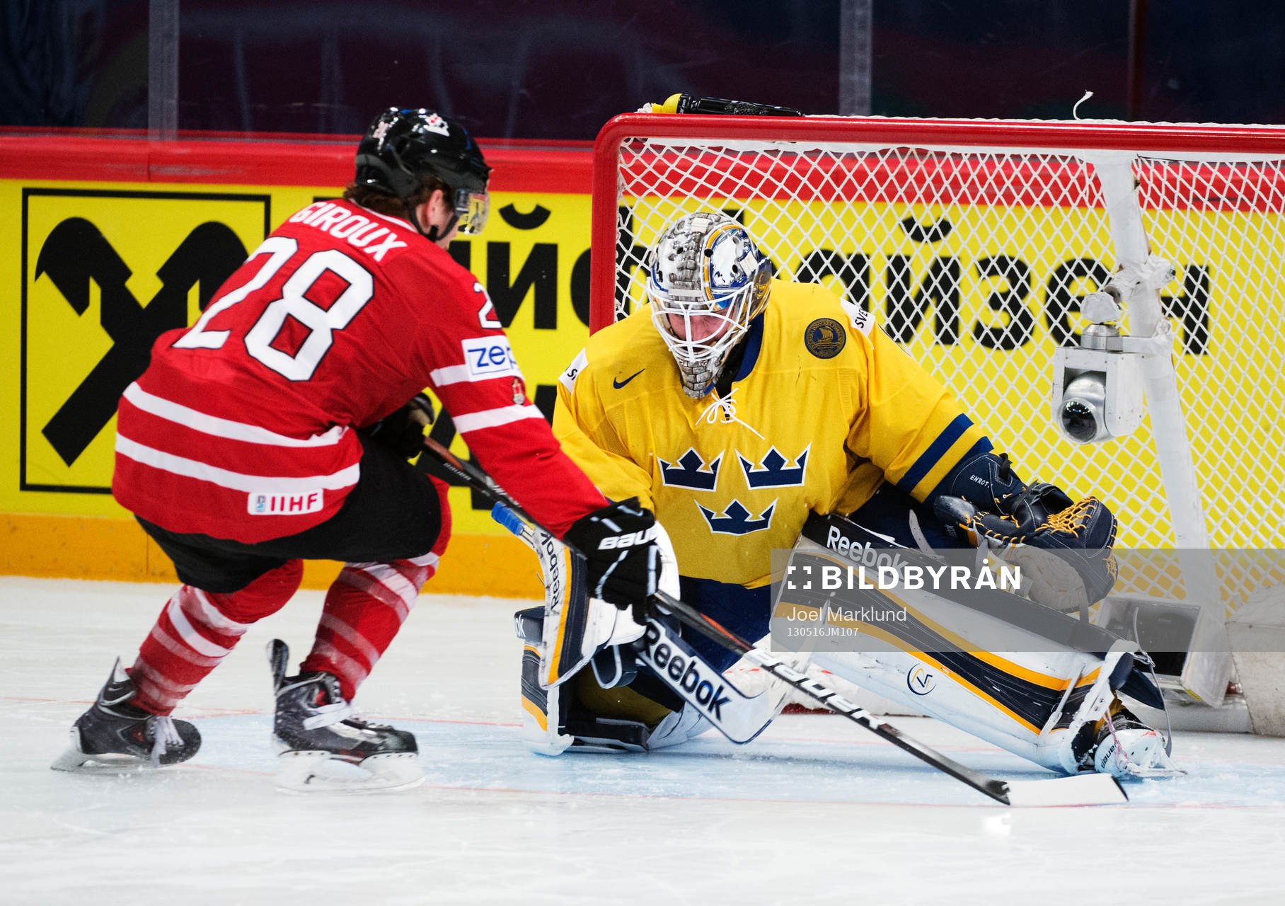 Sveriges målvakt Jhonas Enroth (h) räddar en straff från