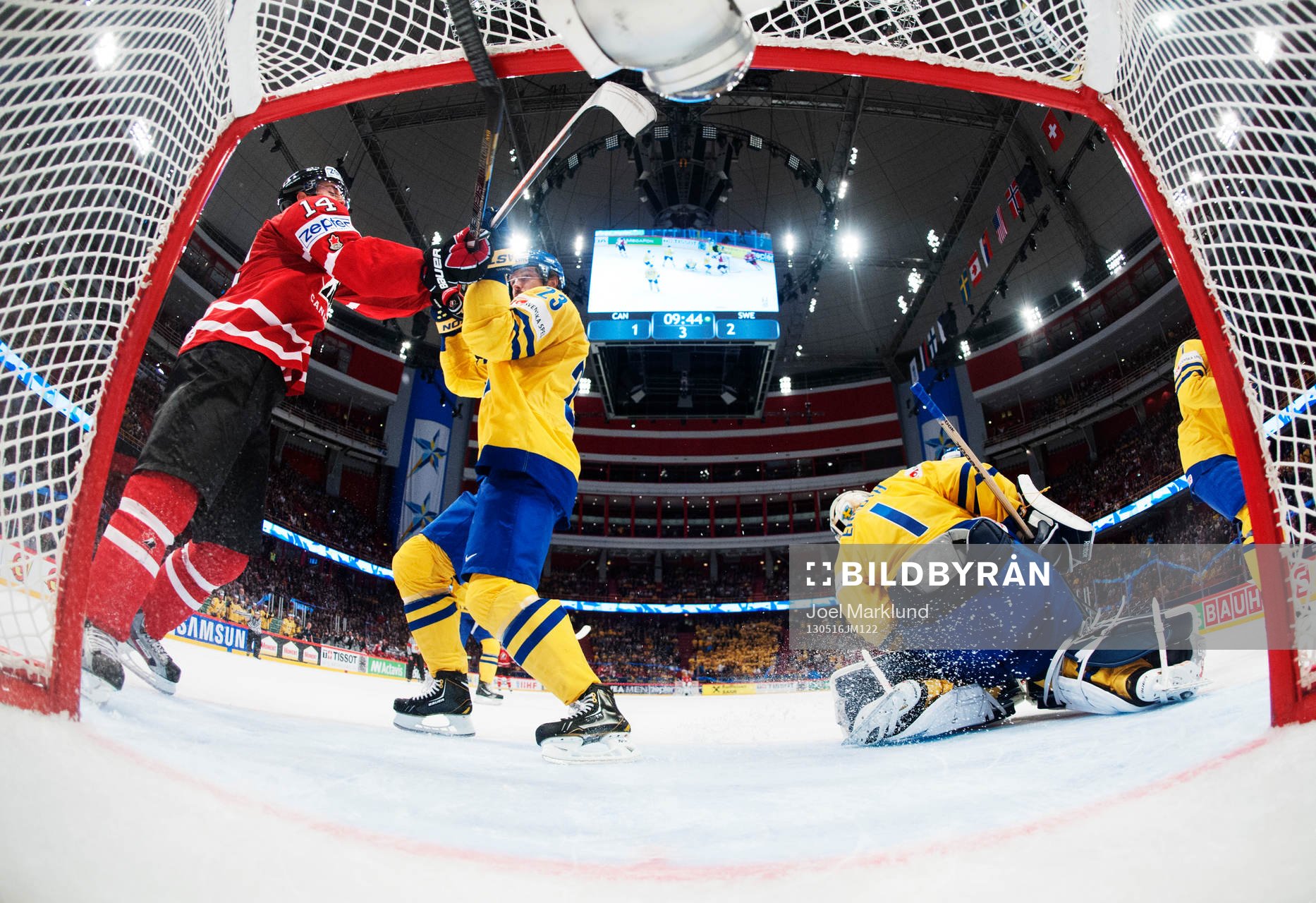 Kanadas Jordan Eberle och Sveriges Niklas Persson kämpar