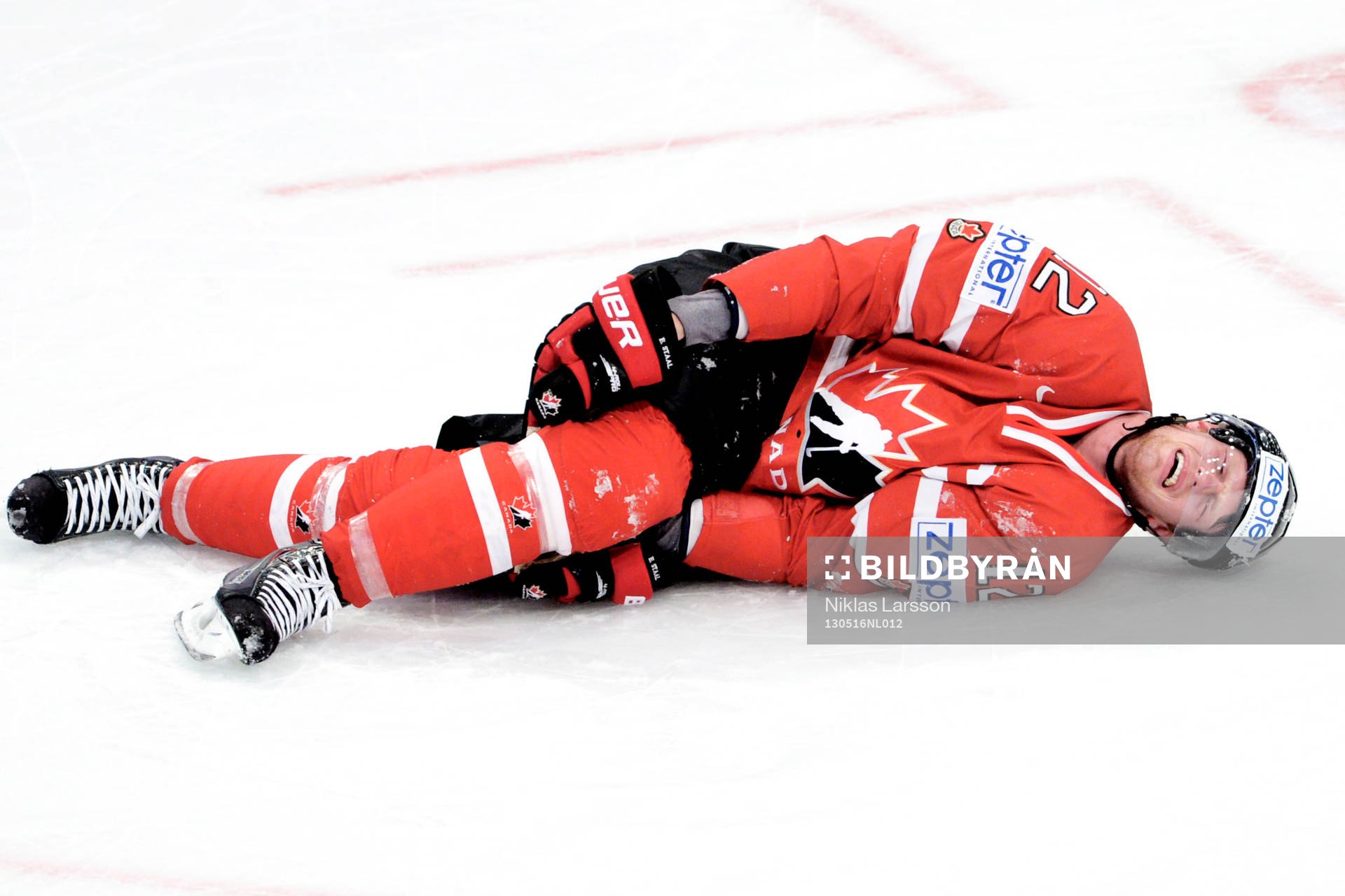 Eric Staal, Kanada ligger illa skadad på isen