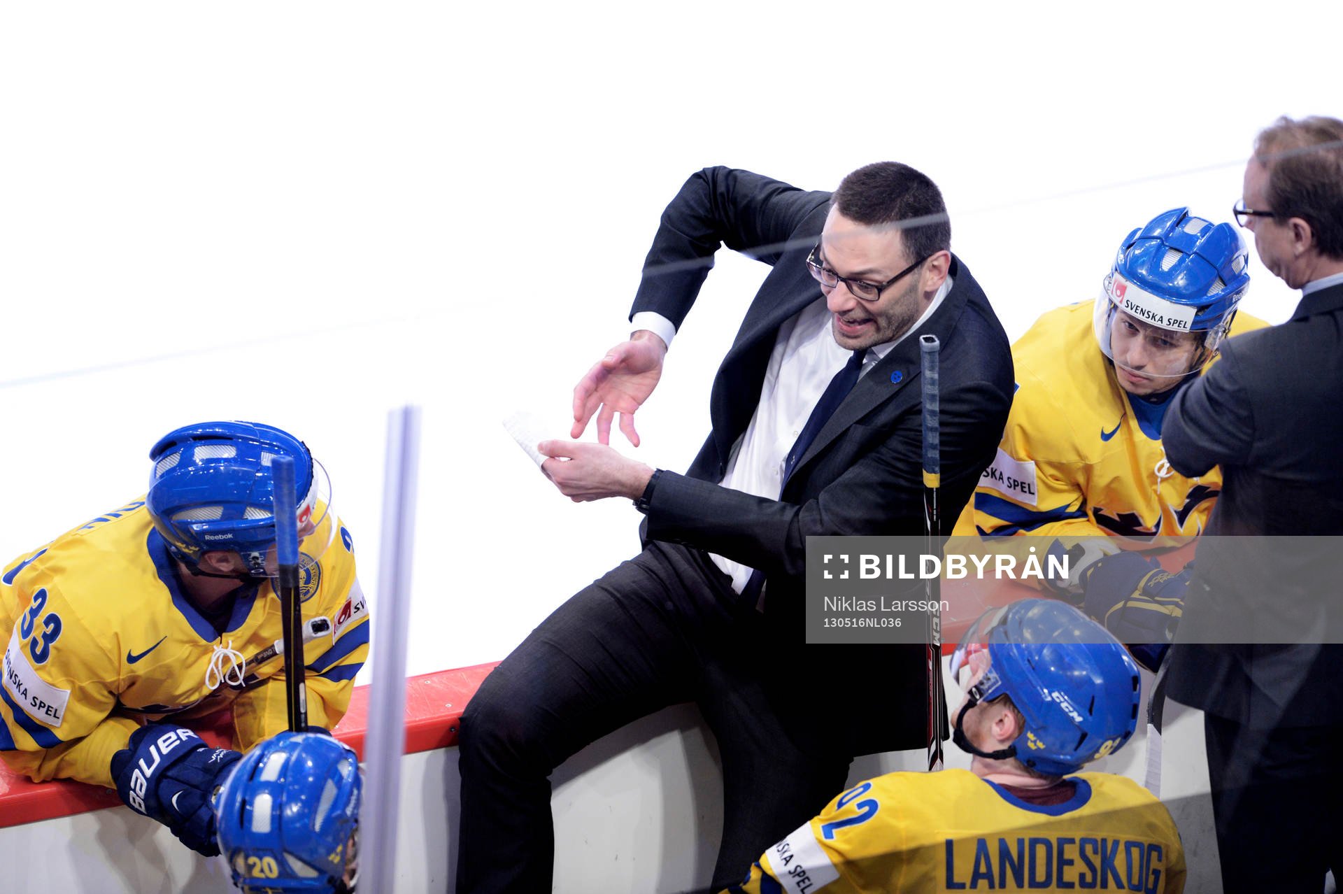 Peter Popovic, assisterande tränare Sverige, instruerar