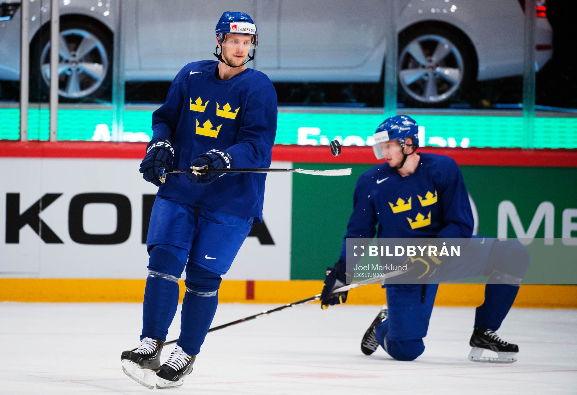 Alexander Edler trixar med pucken framför Petter Granberg
