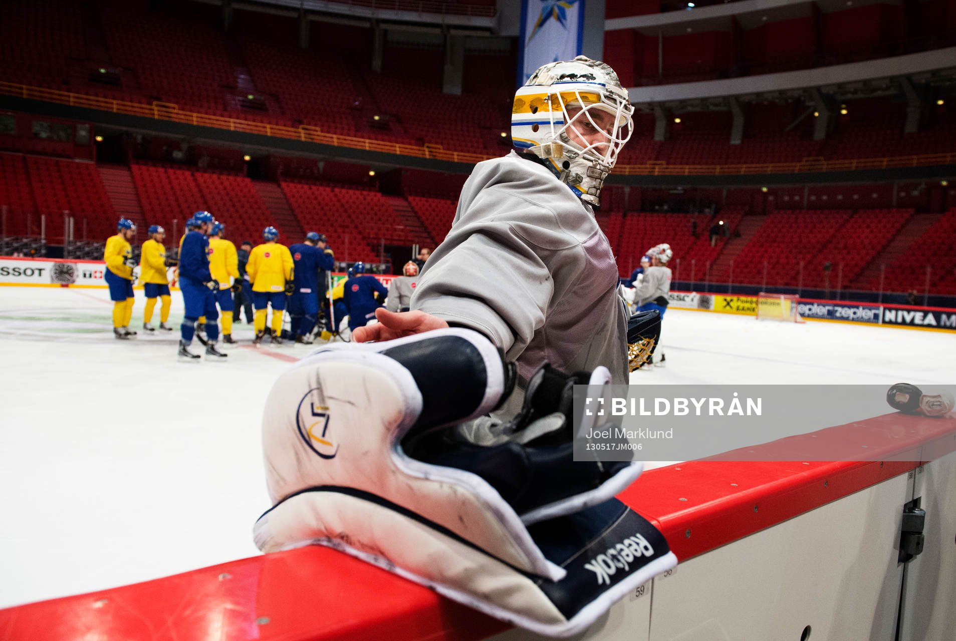 Jhonas Enroth sträcker sig