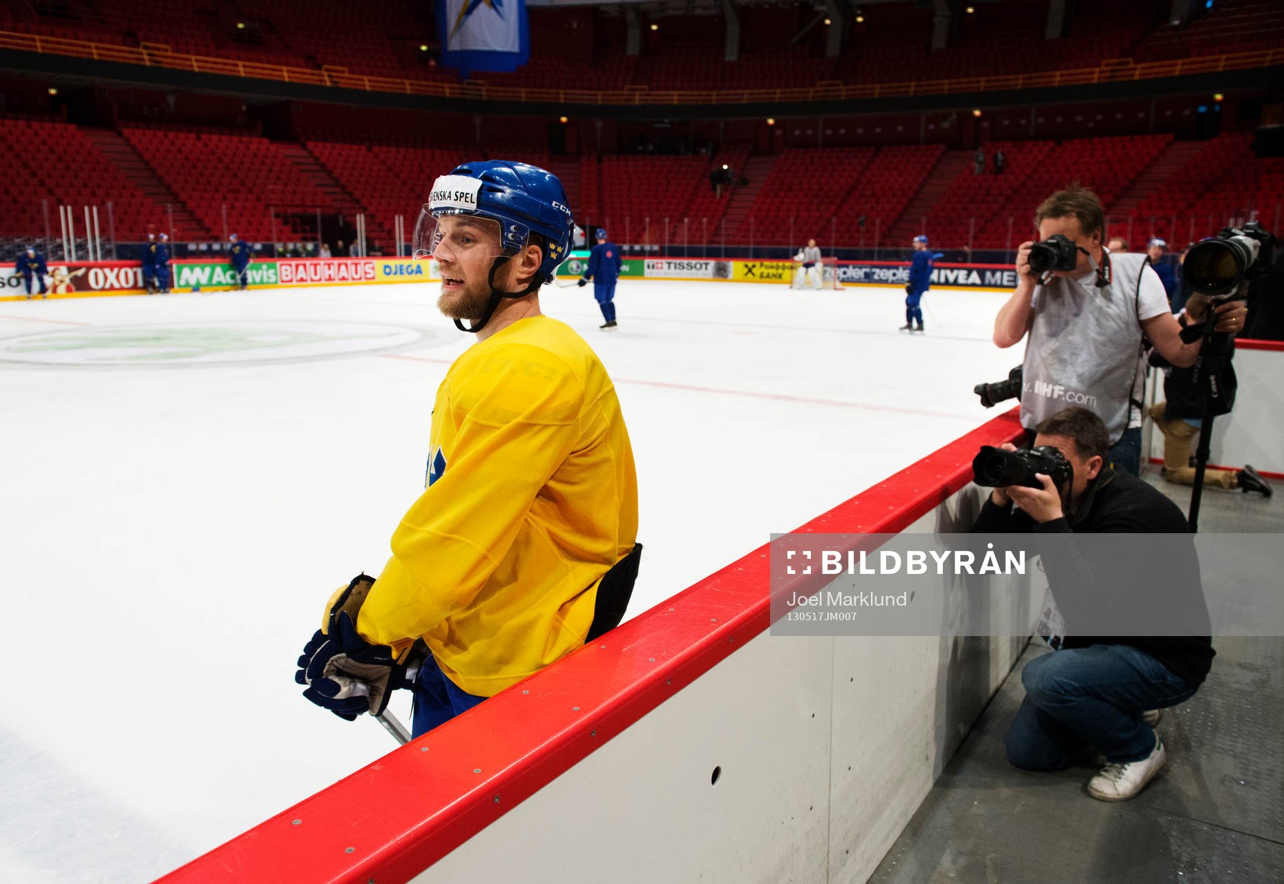 Fredrik Pettersson bevakas av fotografer