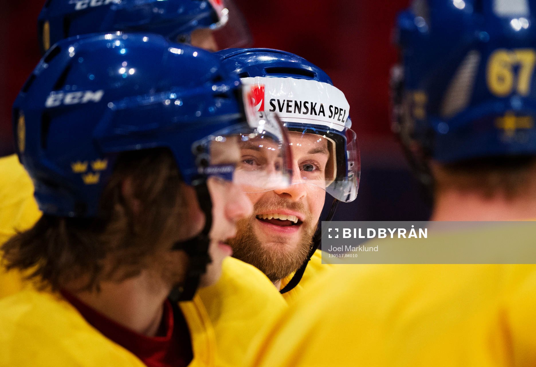 Fredrik Pettersson tittar fram mellan två spelare på