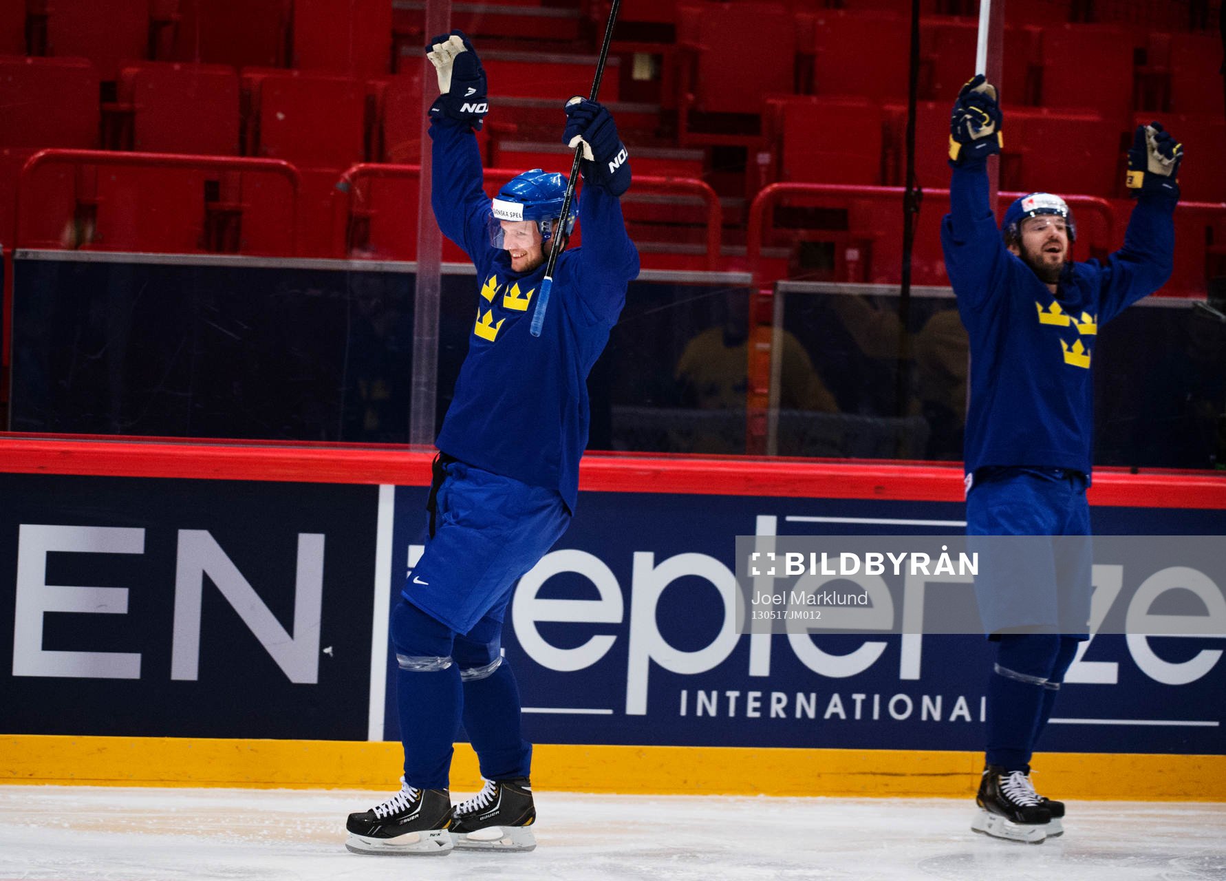 Alexander Edler och Niklas Persson jublar på Sveriges