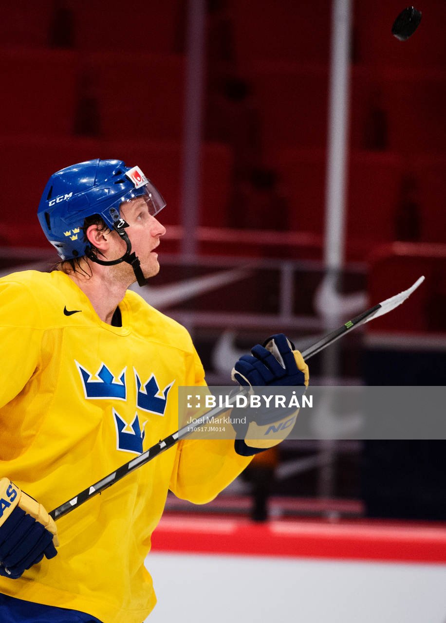 Staffan Kronwall jonglerar med en puck på Sveriges träning