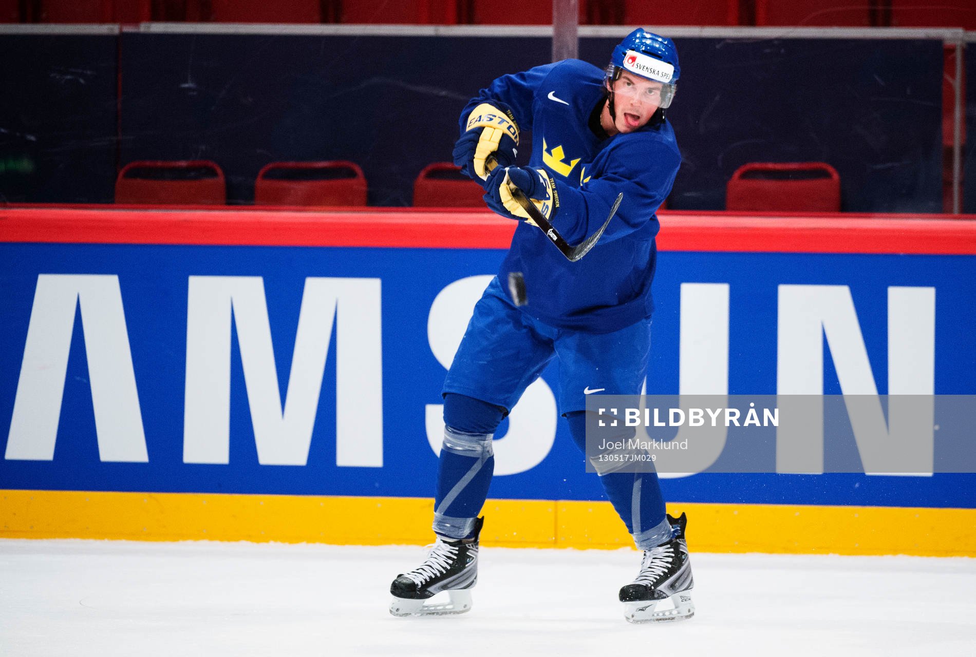Loui Eriksson passar pucken på Sveriges träning