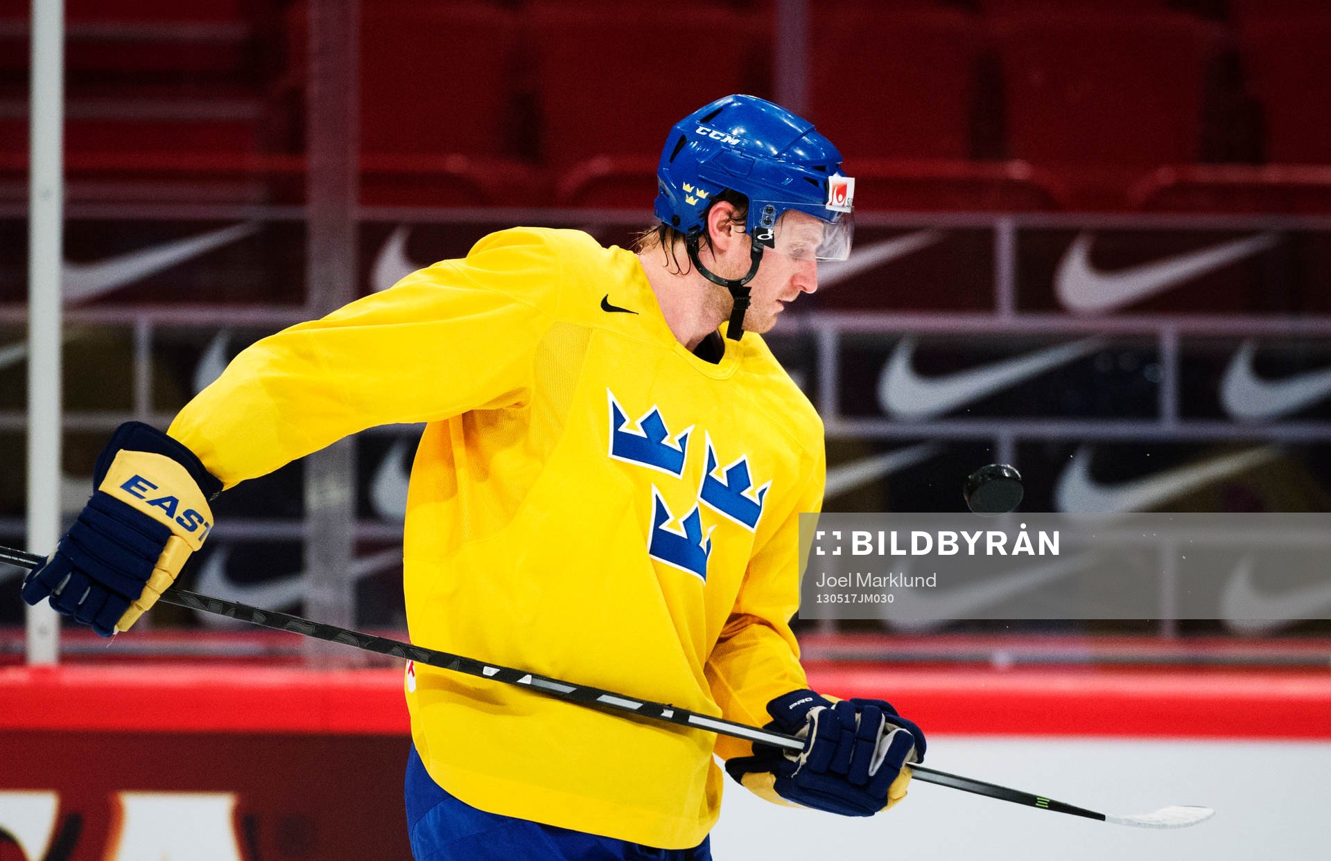 Staffan Kronwall jonglerar med en puck på Sveriges träning
