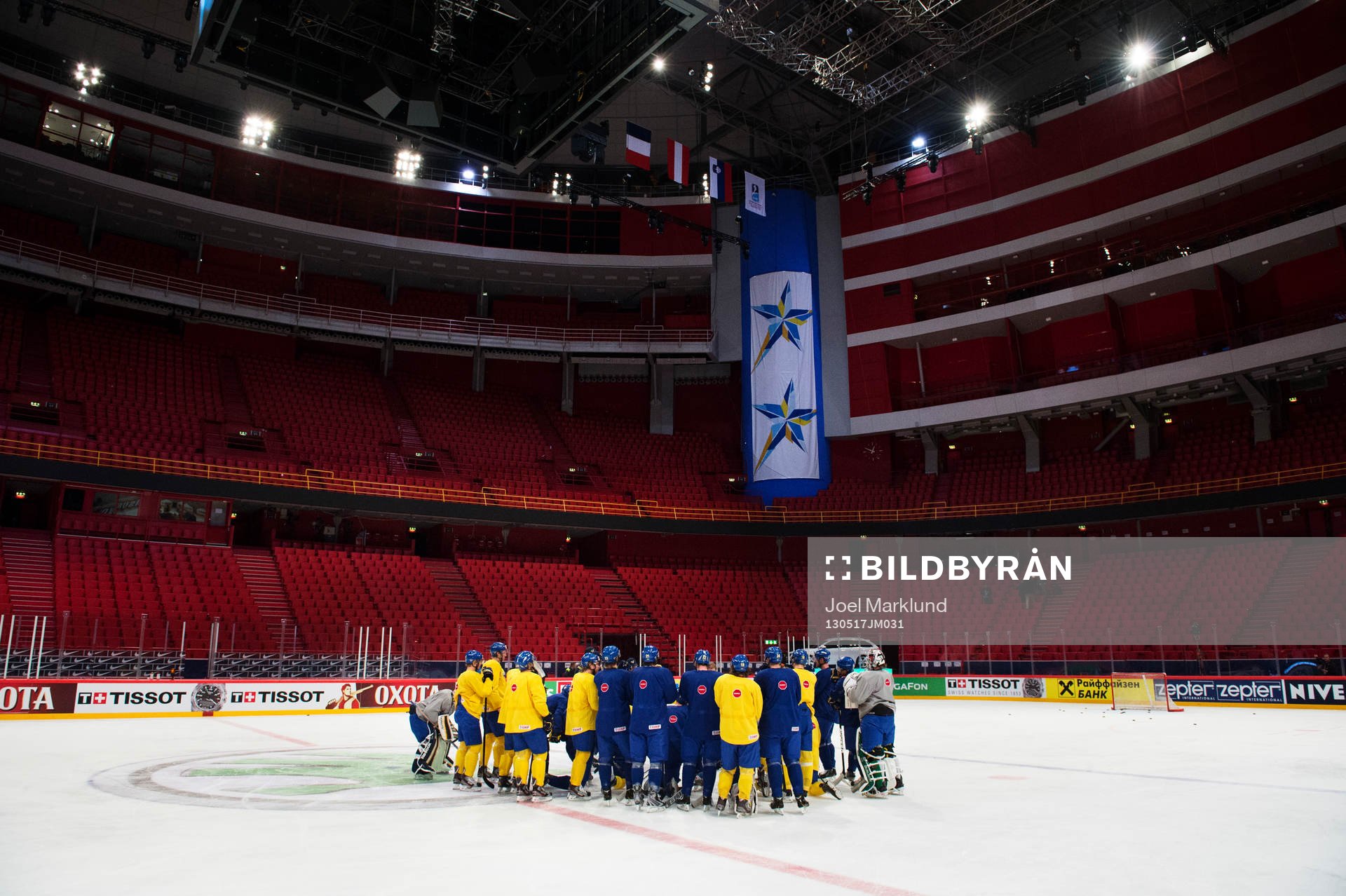 Spelarna är samlade för en genomgång på Sveriges