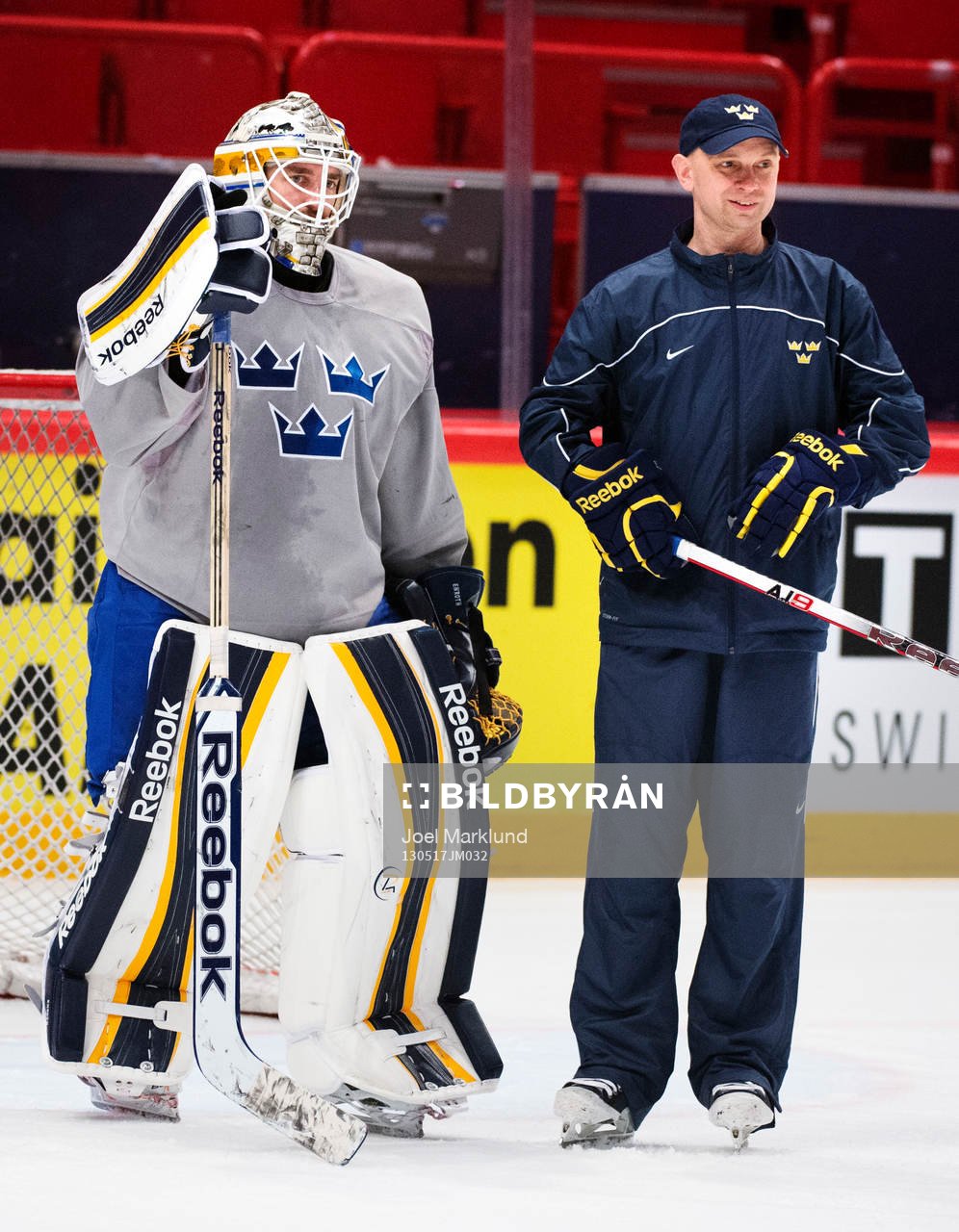 Jhonas Enroth och Stefan Ladhe, målvaktstränare, på