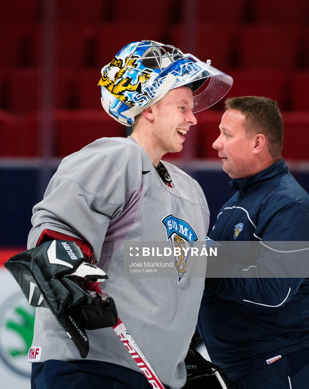 Målvakten Antti Raanta skrattar på Finlands träning