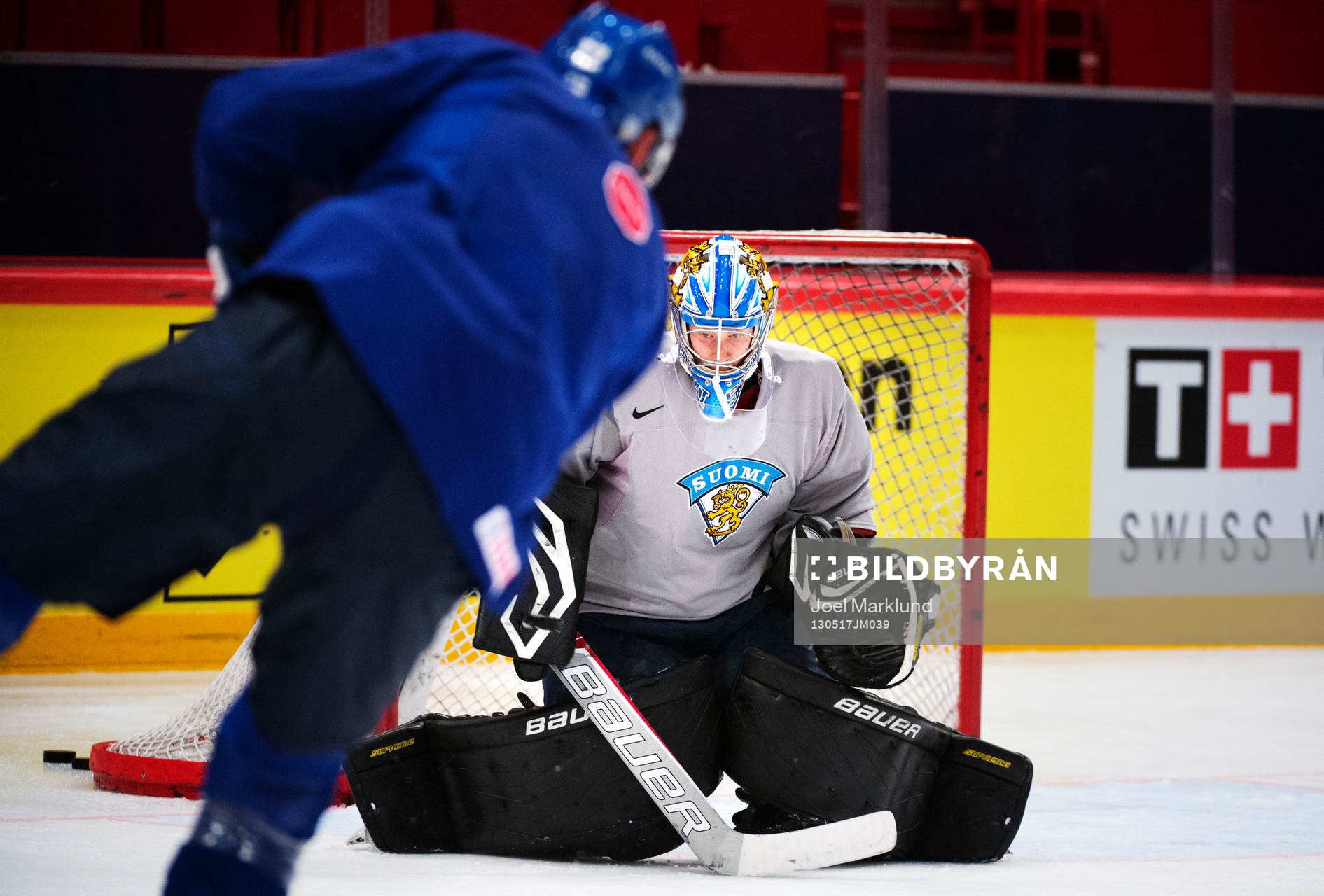 Målvakten Antti Raanta räddar ett skott på Finlands