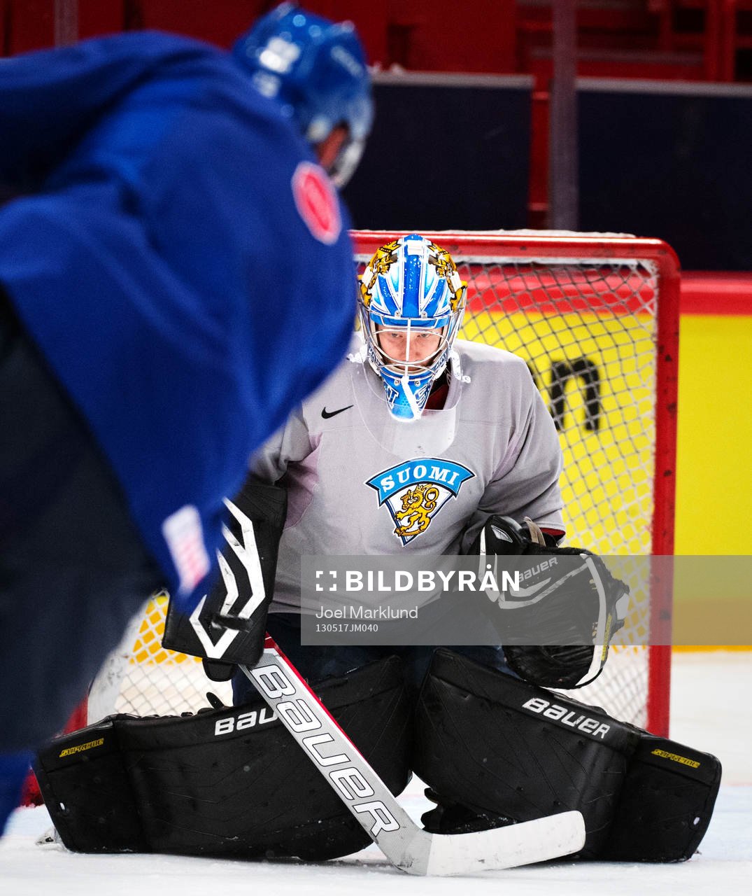 Målvakten Antti Raanta räddar ett skott på Finlands