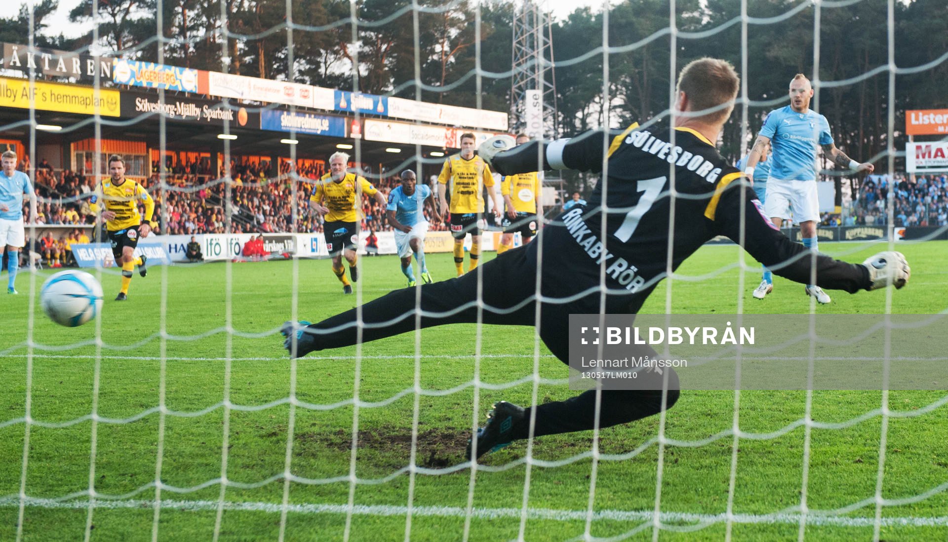 2-2, straff, Magnus Eriksson, Malmö, förbi Mattias Asper,