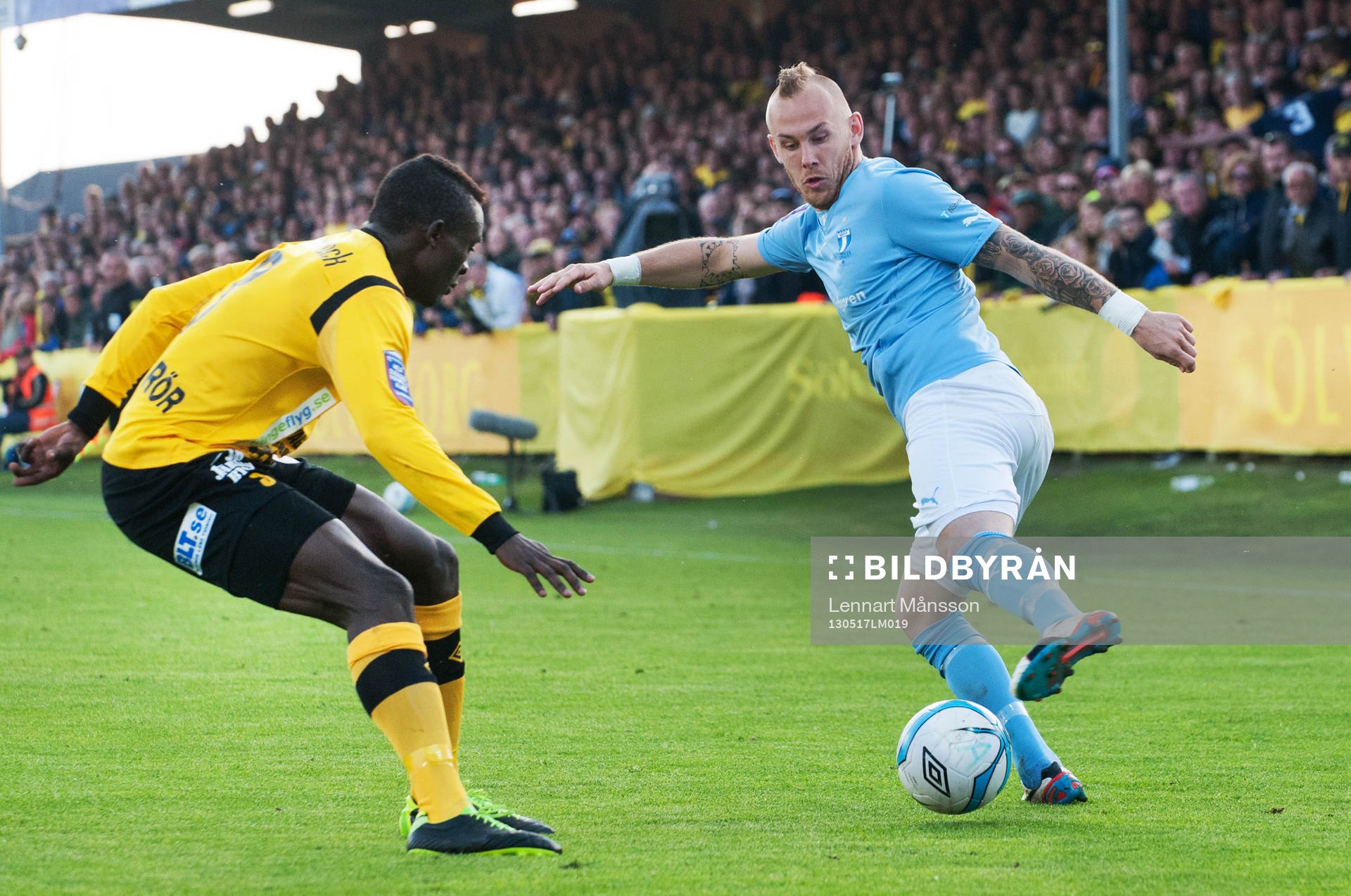 Magnus Eriksson, Malmö, skojar med Gbenga Arokoyo, Mjällby