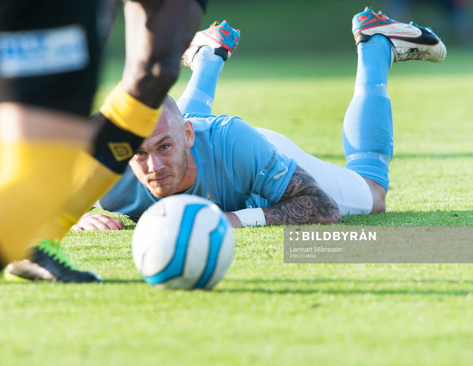 Fotboll, allsvenskan, Mjällby - Malmö: Magnus Eriksson, Malmö, biter i gräset