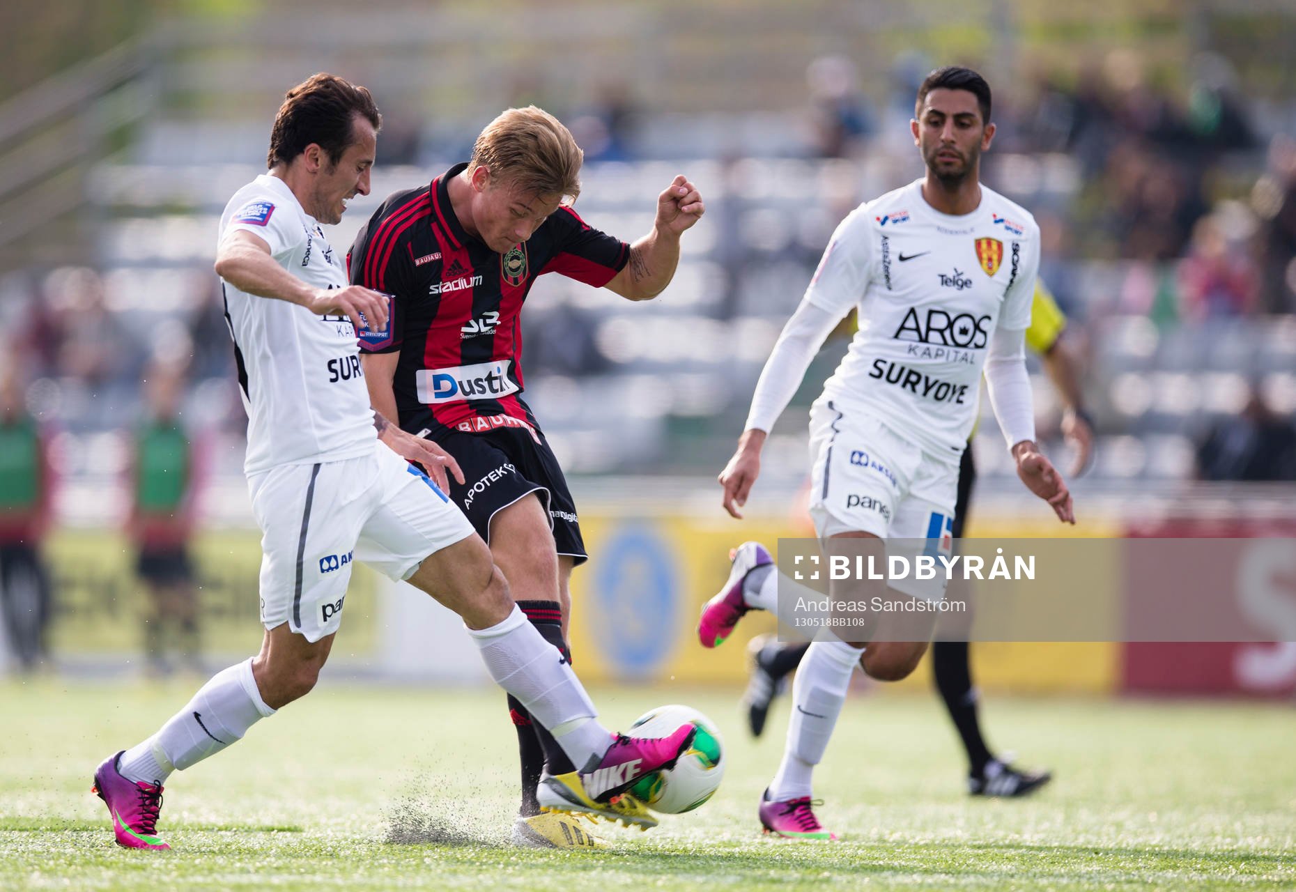 Fotboll, Allsvenskan, Brommapojkarna - Syrianska: Nicklas Bärkroth, Brommapojkarna i kamp om bollen med Louay Chanko, Syrianska