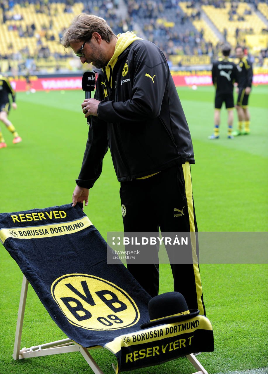 Juergen Klopp (Dortmund) mit Handtuch, Melone und reserviertem Liegestuhl, Anspielung auf das Champions-League-Finale in England (London, Wembley)