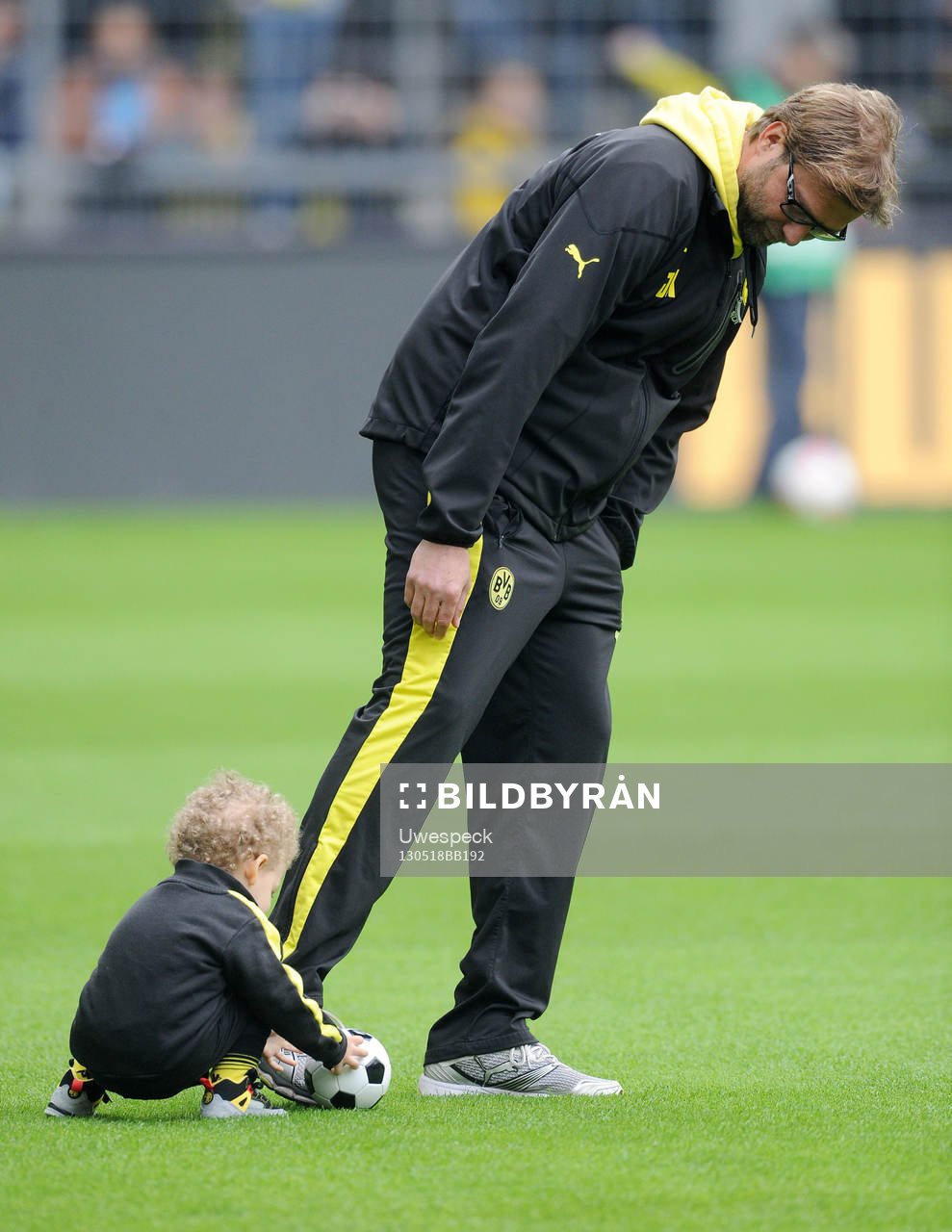v.l. Davi (Sohn von Patrick Owomoyela), Trainer Juergen
