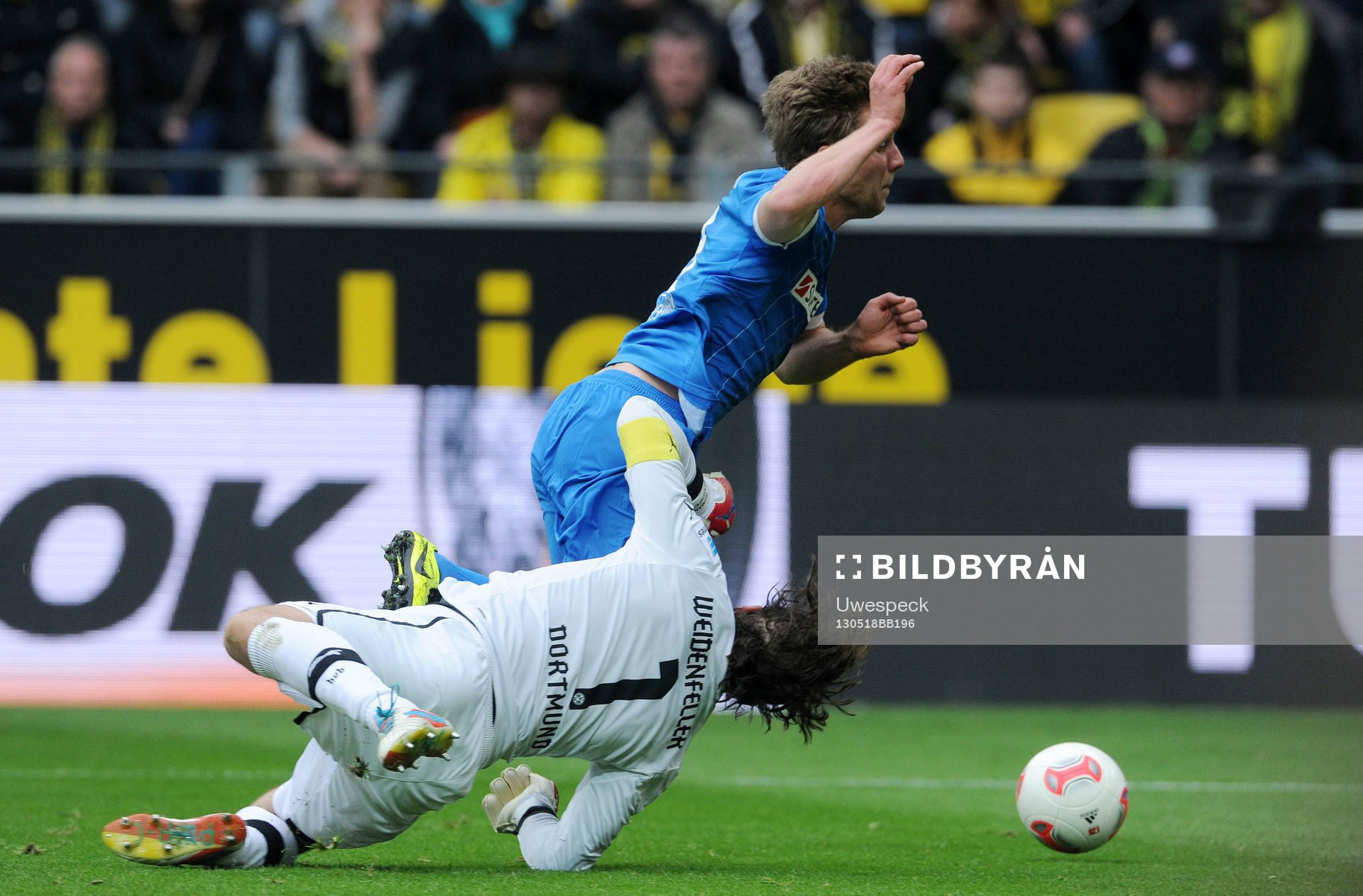 Foul von Torwart Roman Weidenfeller an Sven Schipplock