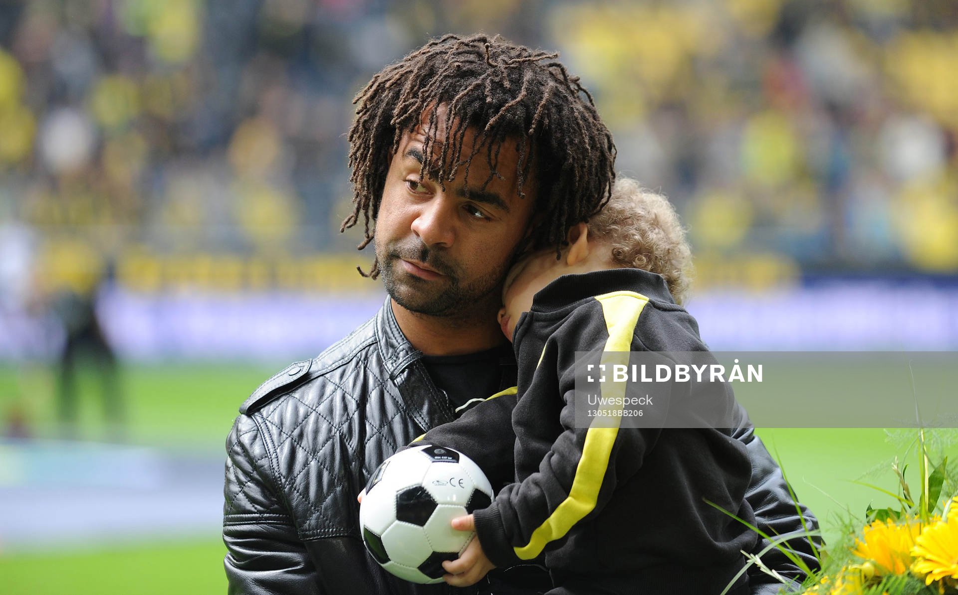 hiedung von Patrick Owomoyela (Dortmund) mit Sohn Davi