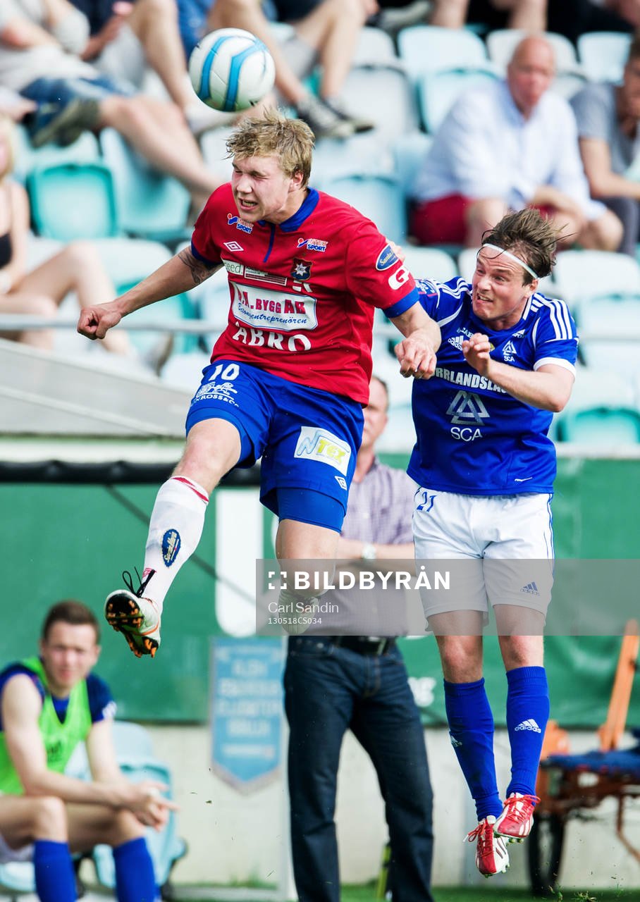 Oskar Wallén, Örgryte, i nickduell med Eric Larsson,
