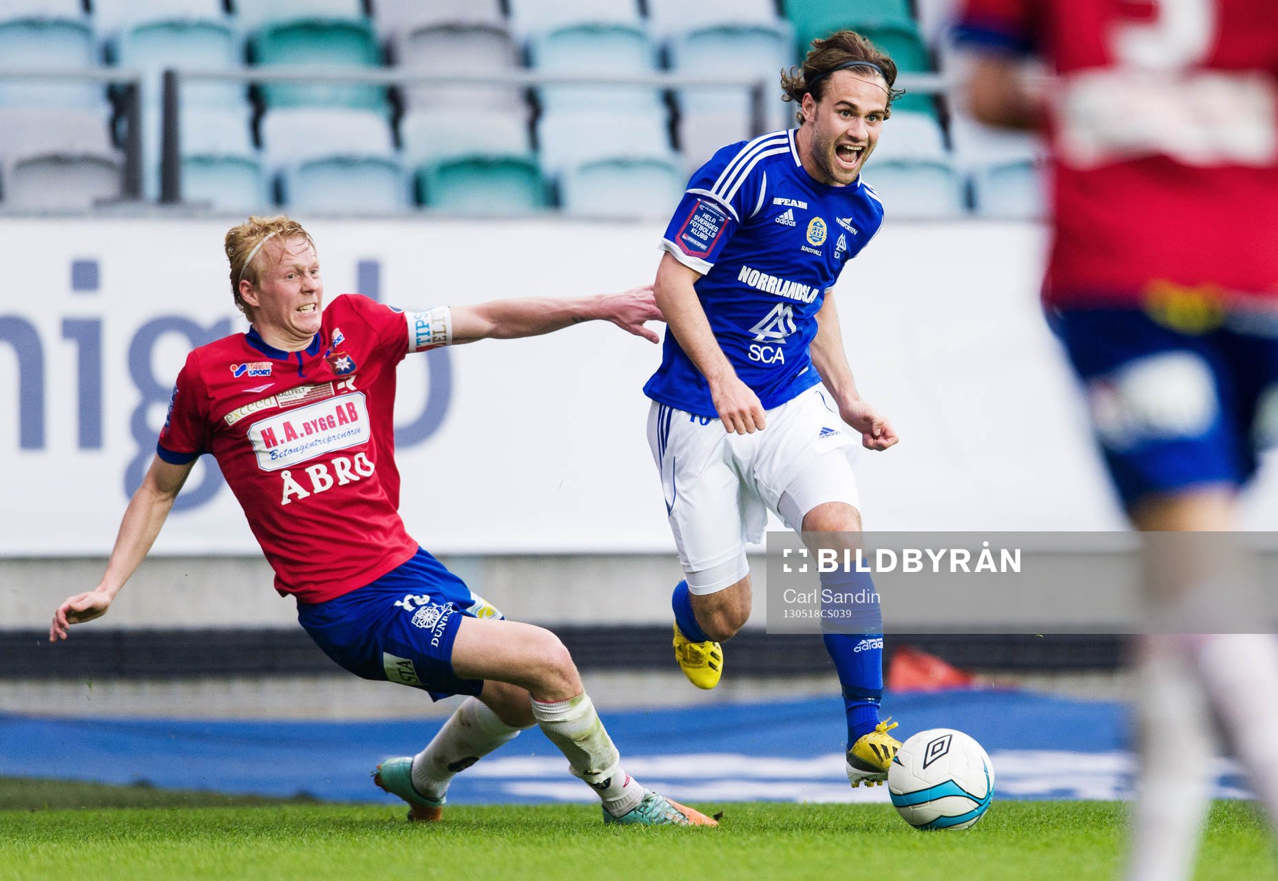Fotboll, Superettan, Örgryte - GIF Sundsvall: Jacob Ericsson, Örgryte, i närkamp med Simon Helg, Sundsvall.