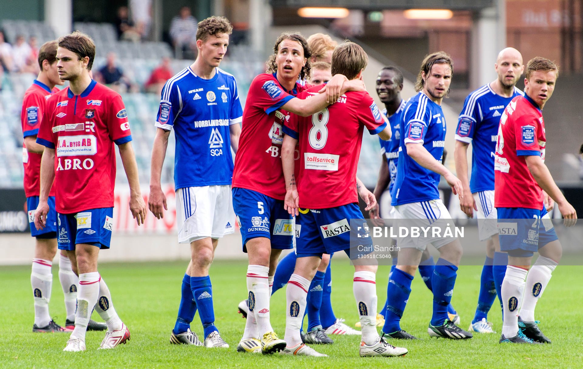 Jonathan Azulay hänger på lagkamraten Johan Lundgren,