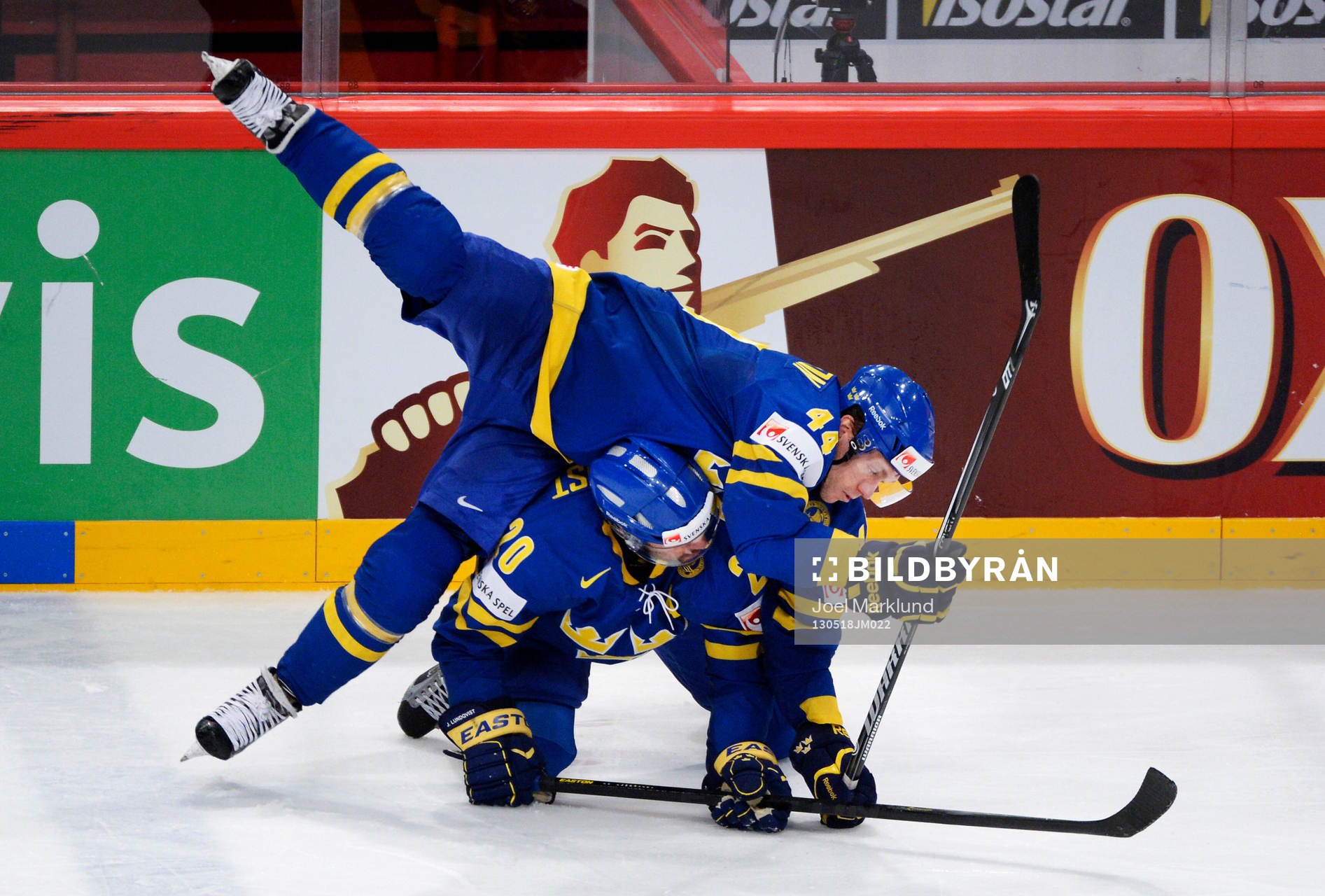 Nicklas Danielsson och Joel Lundqvist, Sverige, krockar med